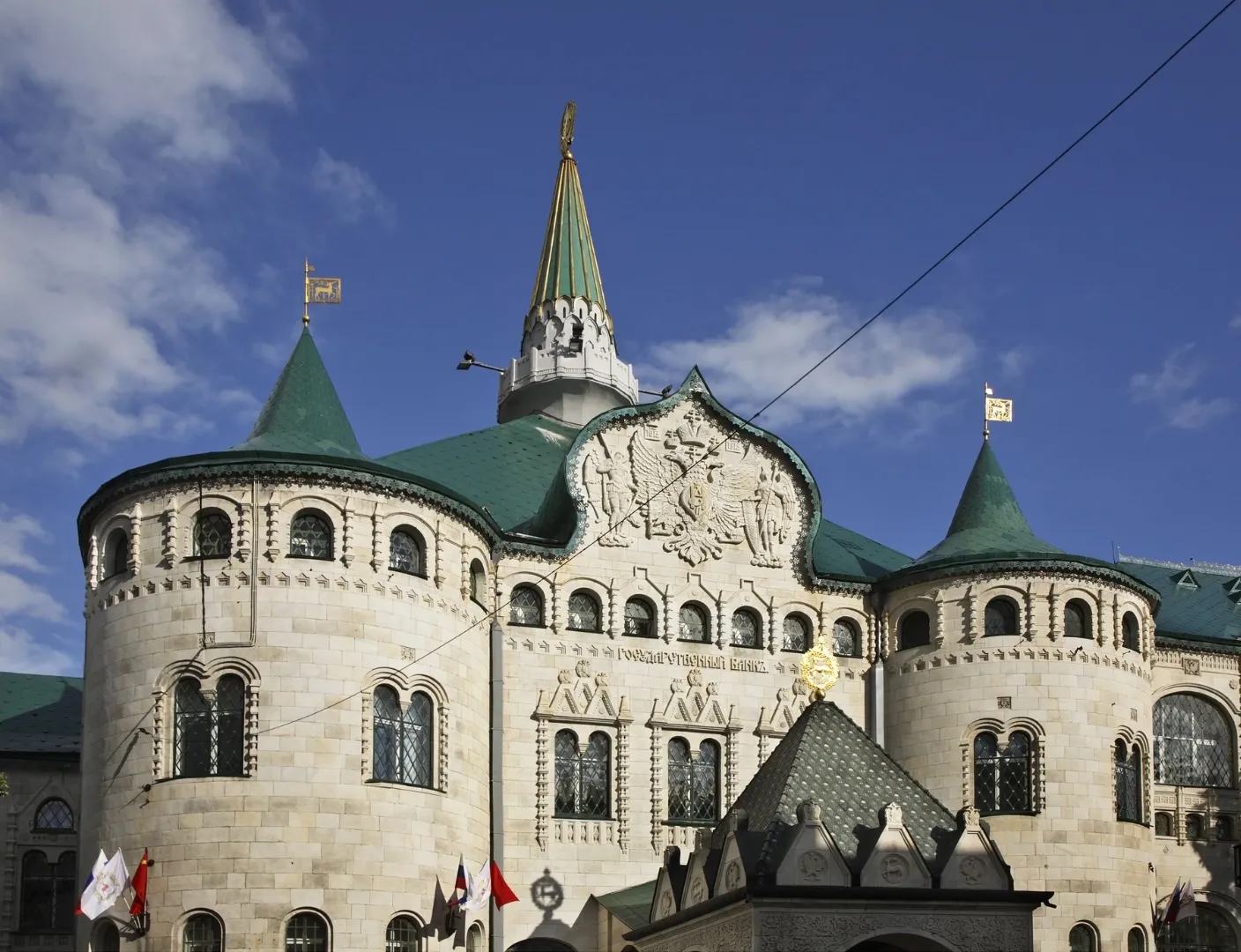 Здание банка. Фото: Maria_Oleinikova от Getty Images | Canva