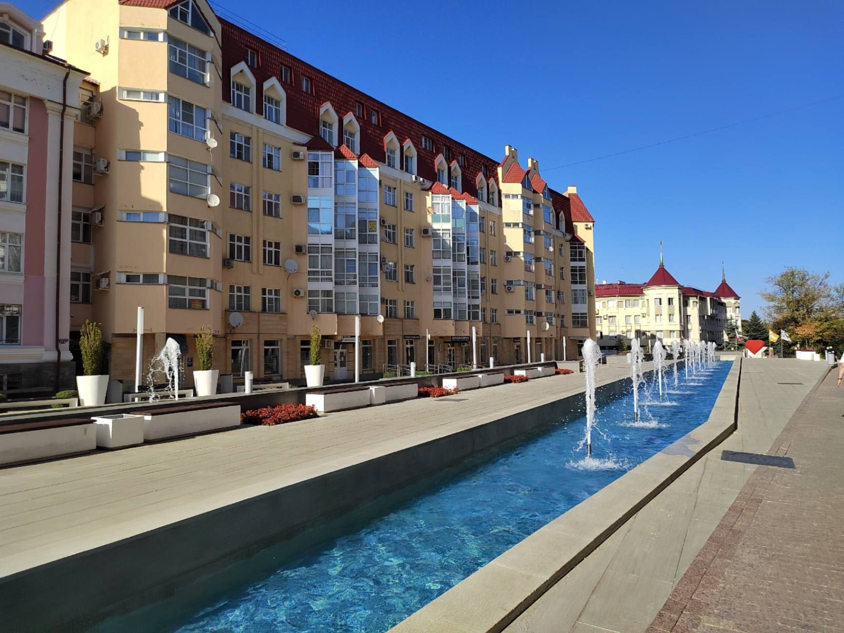 Путь к площади с фонтаном тоже вдоль фонтанов. Фото Дарины Устич