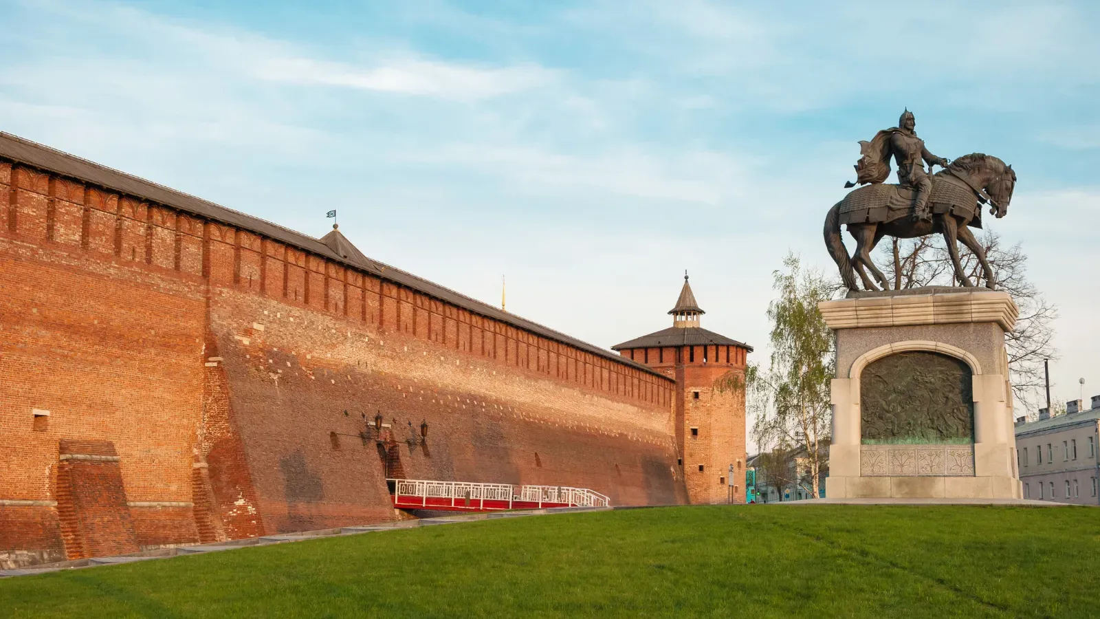 Памятник Дмитрию Донскому у стен Кремля / Dance60 / Canva