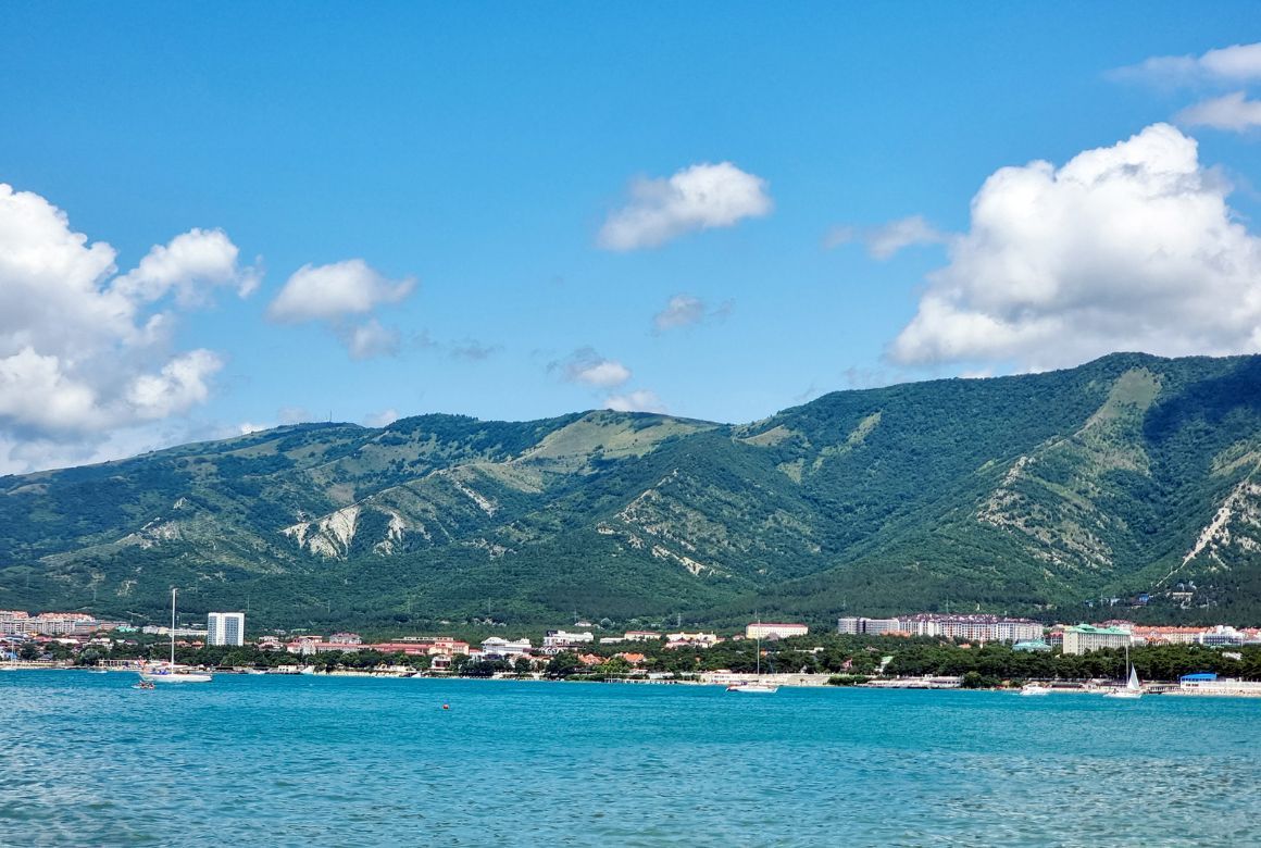 Геленджикская бухта в Чёрном море (grebeshkov / Canva)