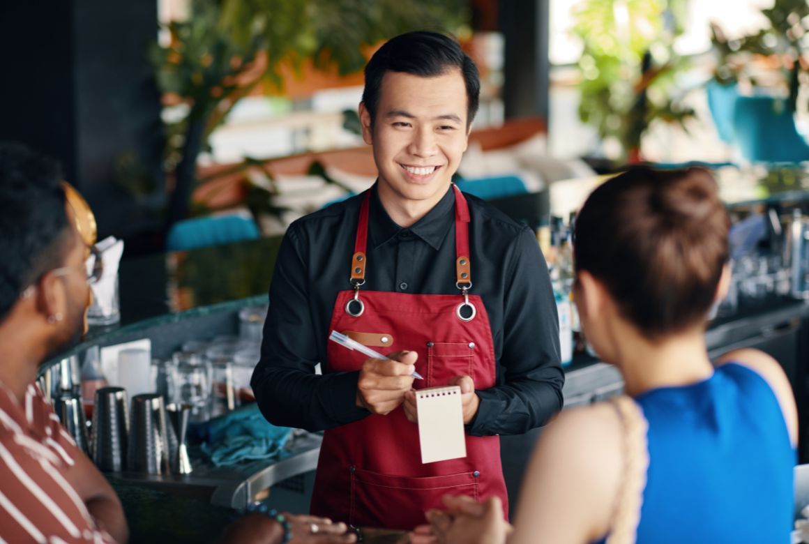 За официантами нужен глаз да глаз (DragonImages / Canva)