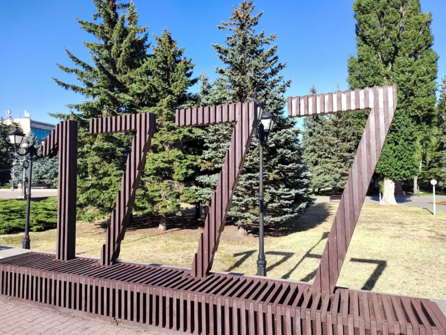 Здесь же и дата основания города. Фото Дарины Устич