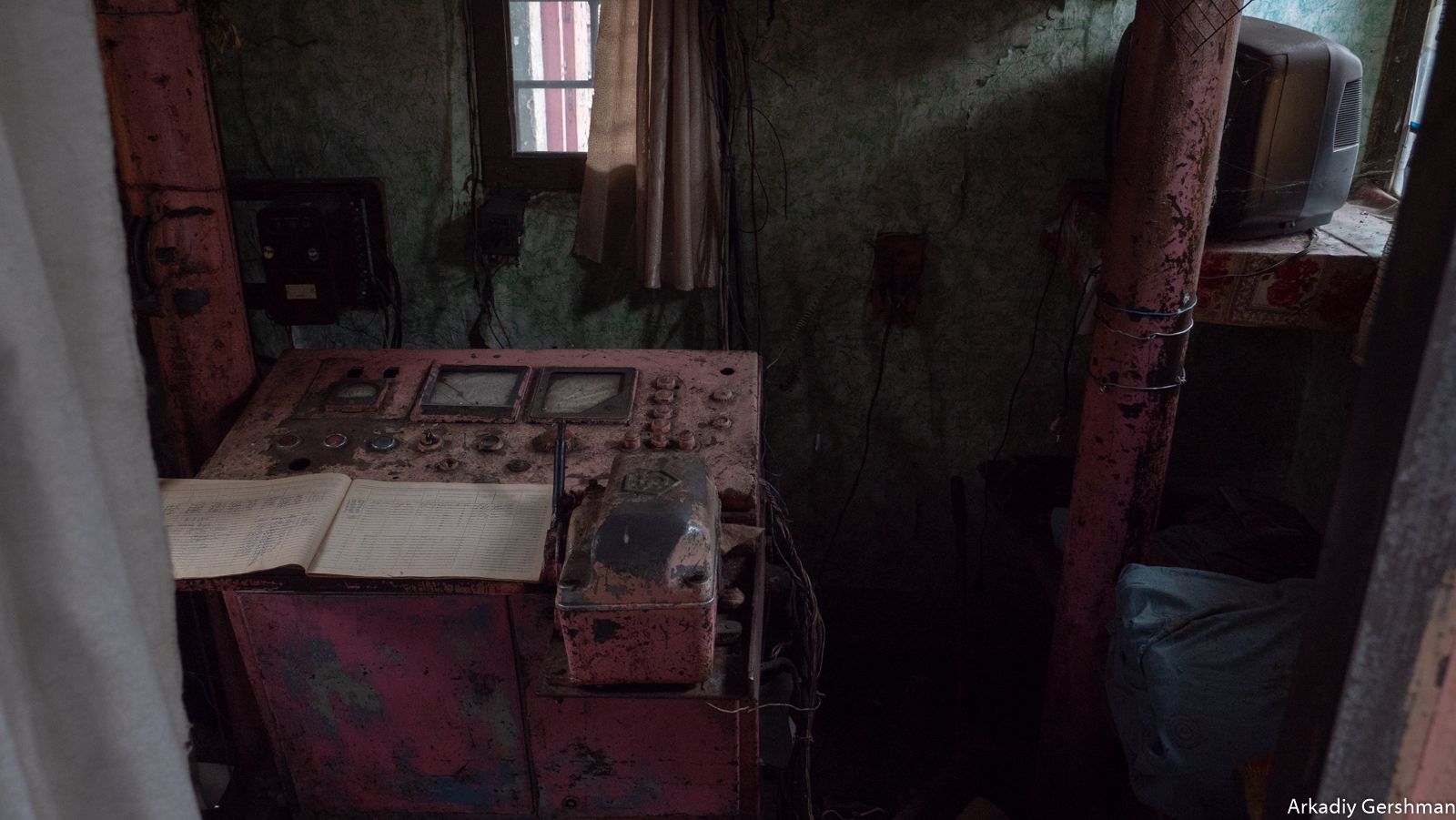 Рабочее место диспетчера с телевизором / фото Аркадия Гершмана