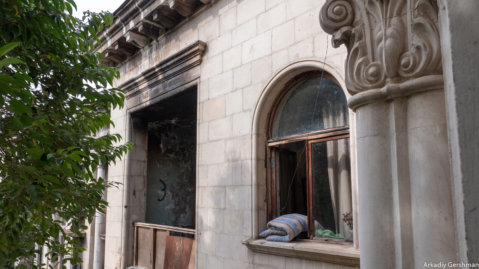 Обитаемый заброшенный санаторий / фото Аркадия Гершмана