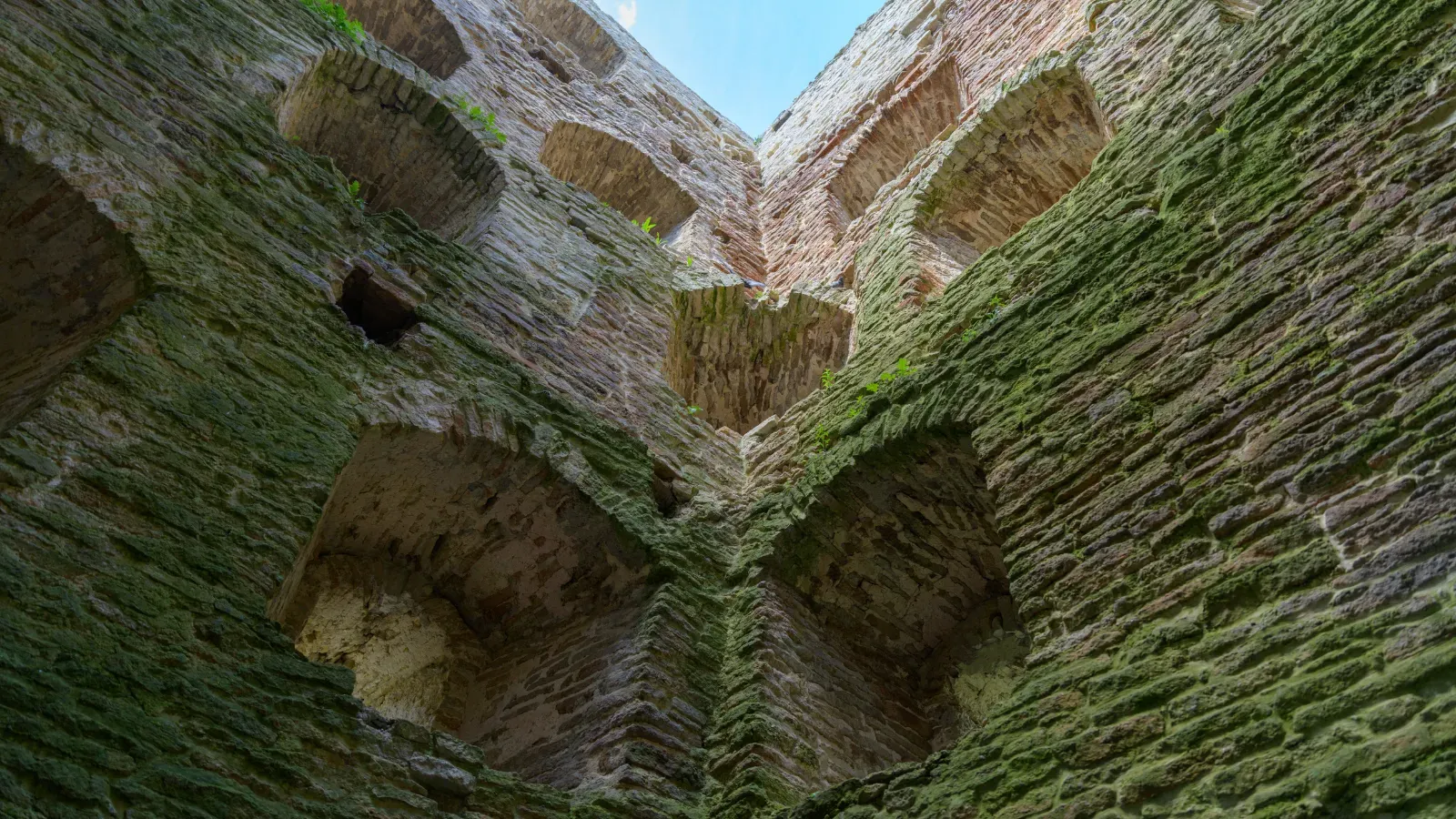 Изборская крепость. dmitriymoroz / Canva