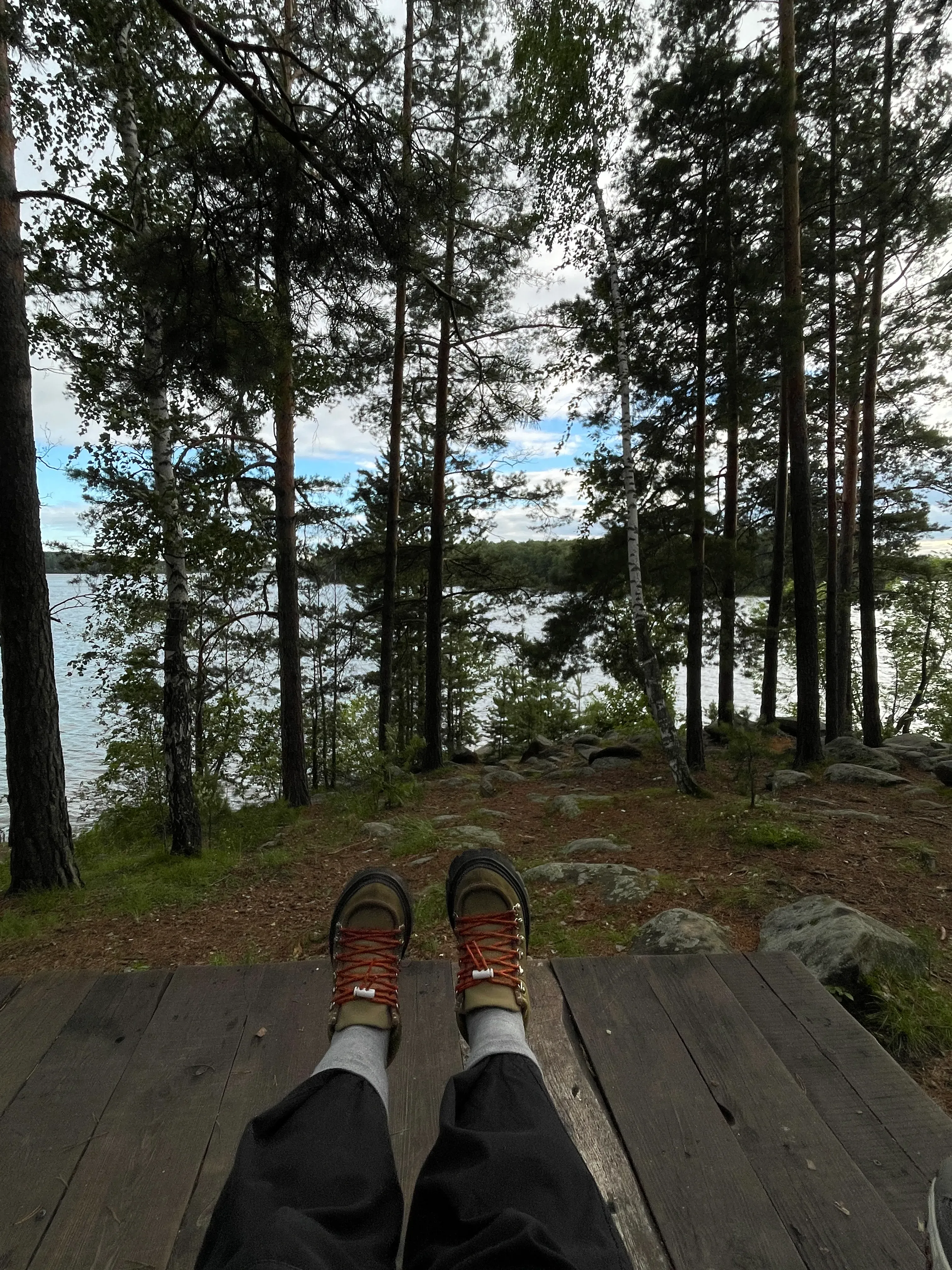 Можно посидеть на смотровой площадке и посмотреть в бинокль. Детям понравится такое!