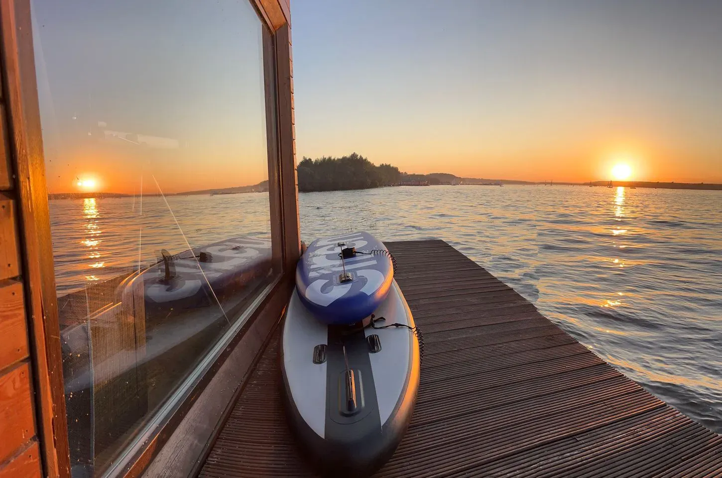Иногда и вовсе можно остановиться прямо на воде. Фото:&nbsp;Дом на воде на Суточно.ру