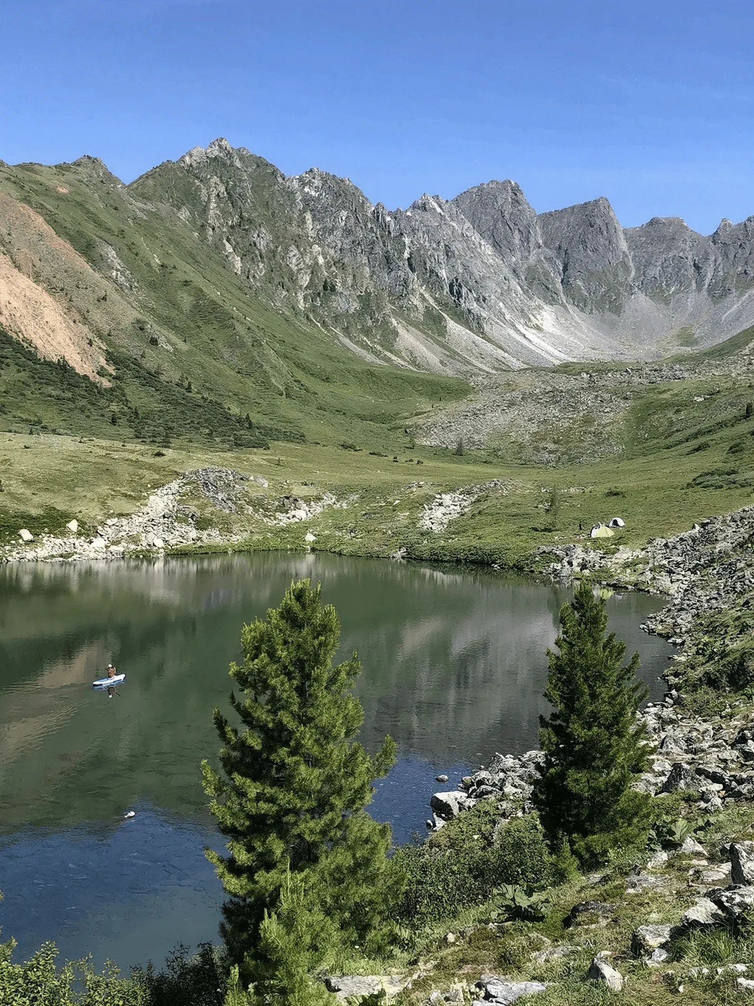 Плыву на сапе по озеру Серебряному (маленькая красная точка — это я) / Фото Даши Тереховой