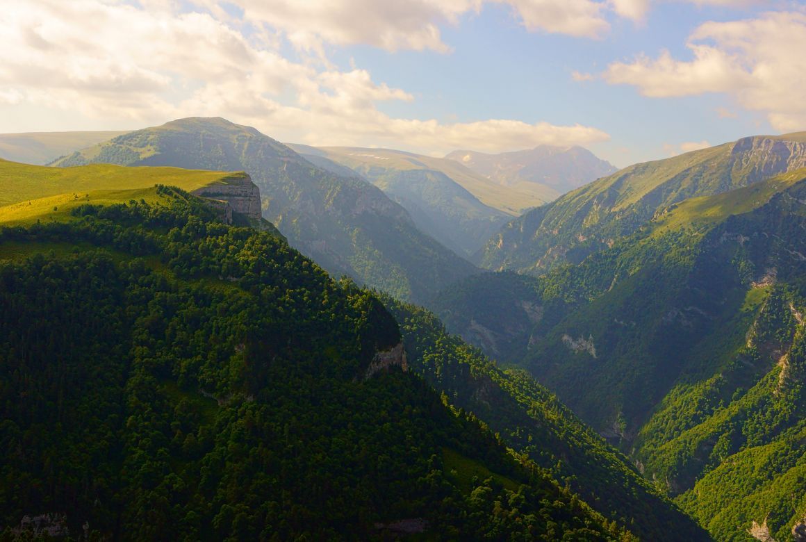 Плато Лаго-Наки: кажется, сейчас выпрыгнет Аватар (bodu9 / Canva)