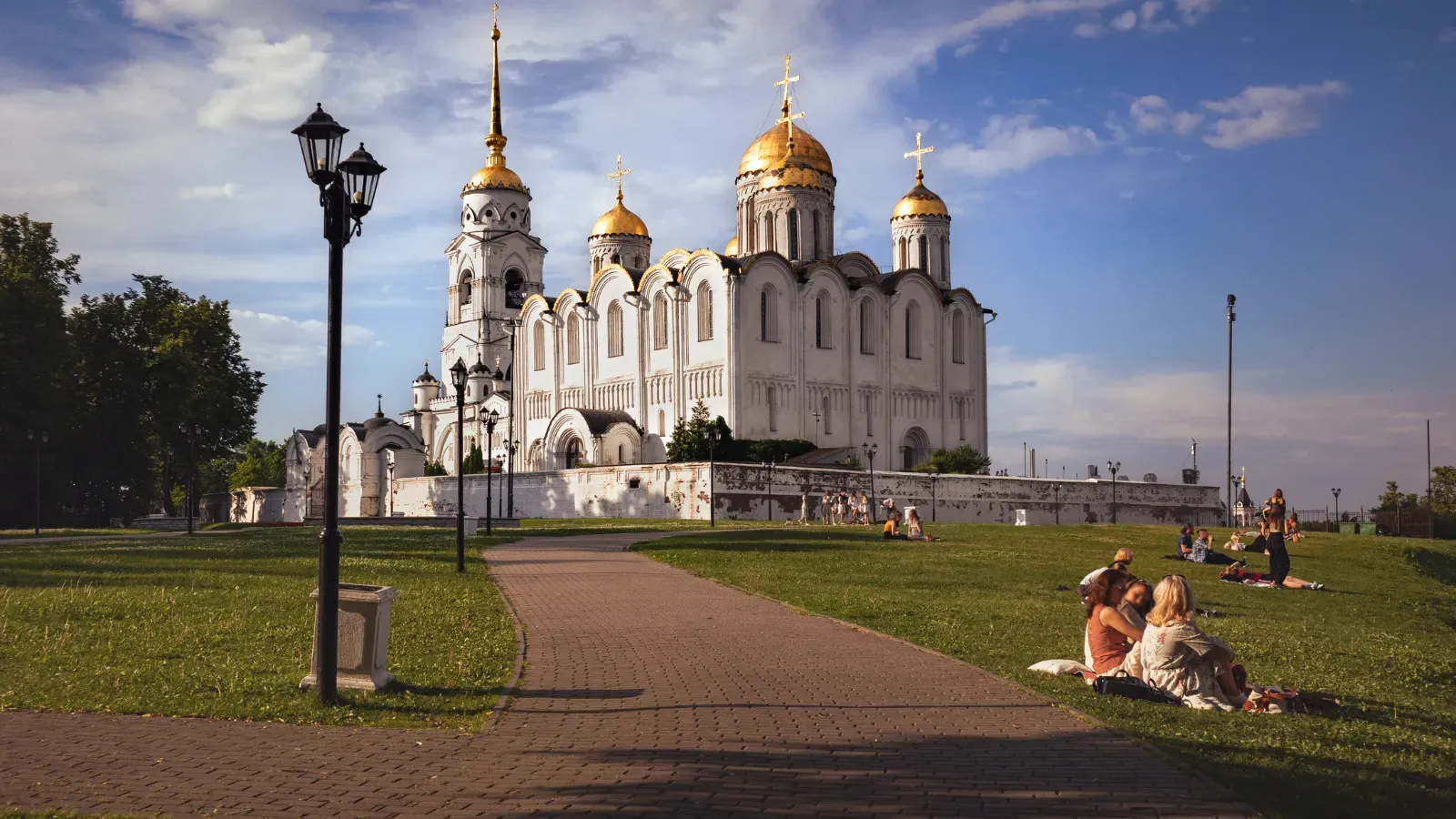 Отдых у Успенского собора / Ekaterina Mileshkina / Canva