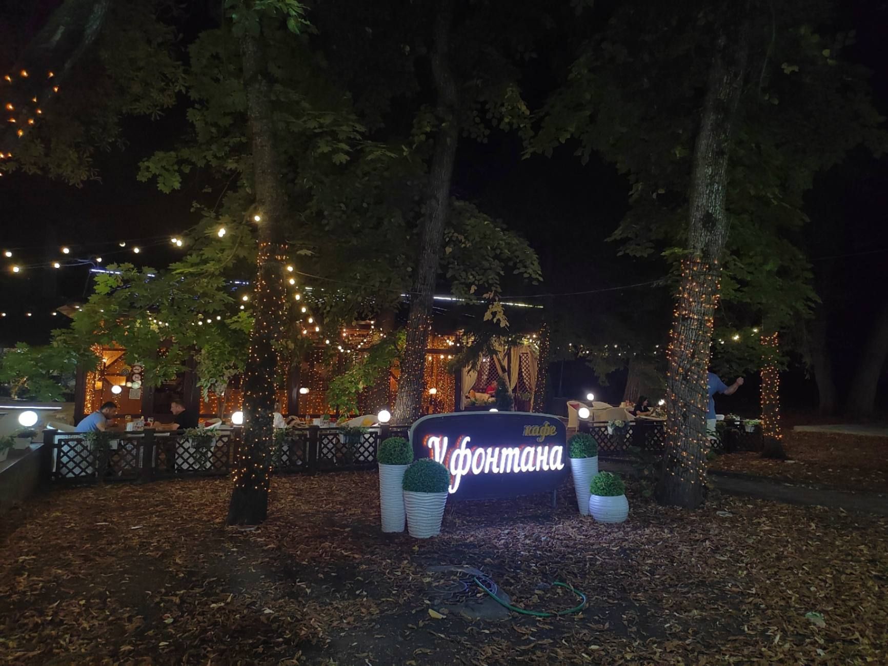 Есть очень уютные кафе с шашлыком. Фото Дарины Устич