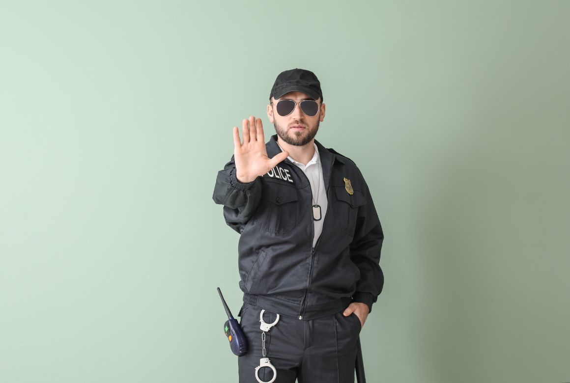 Полиция тоже бывает ненастоящей (pixelshot / Canva)