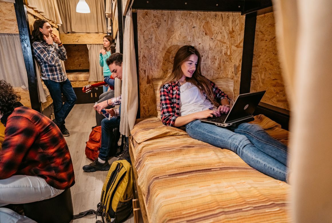 За вещами в хостеле — глаз да глаз (urbazon / Canva)