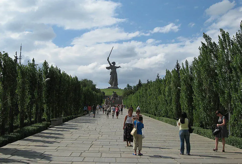 Аллея пирамидальных тополей (Mypvo / Wikimedia)