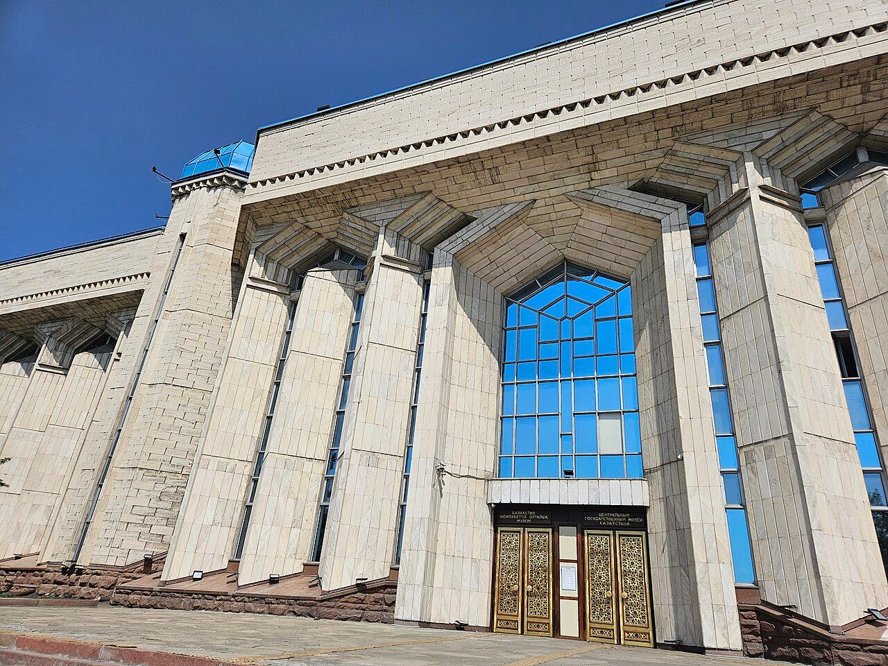 Центральный музей Казахстана — выглядит монументально (Nurken / Wikimedia)
