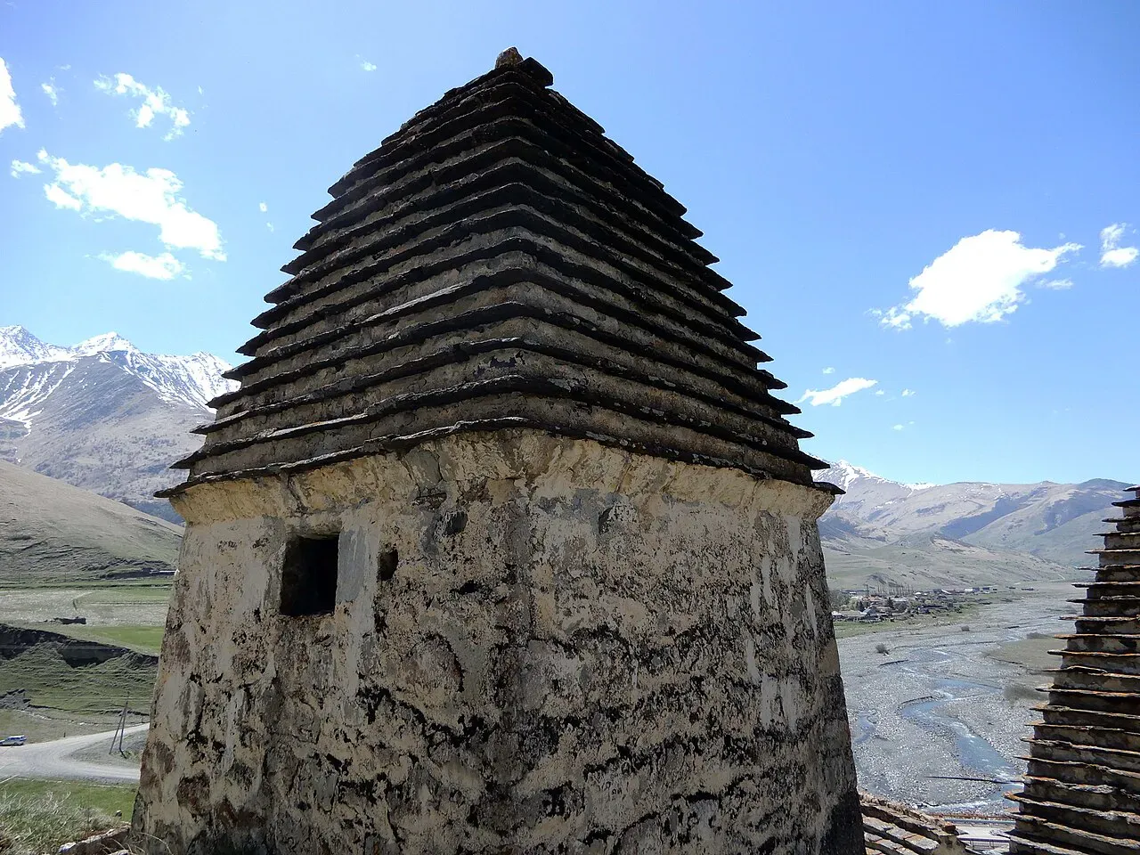 В склепы нельзя зайти, но можно попробовать заглянуть (Rost.galis / Wikimedia)