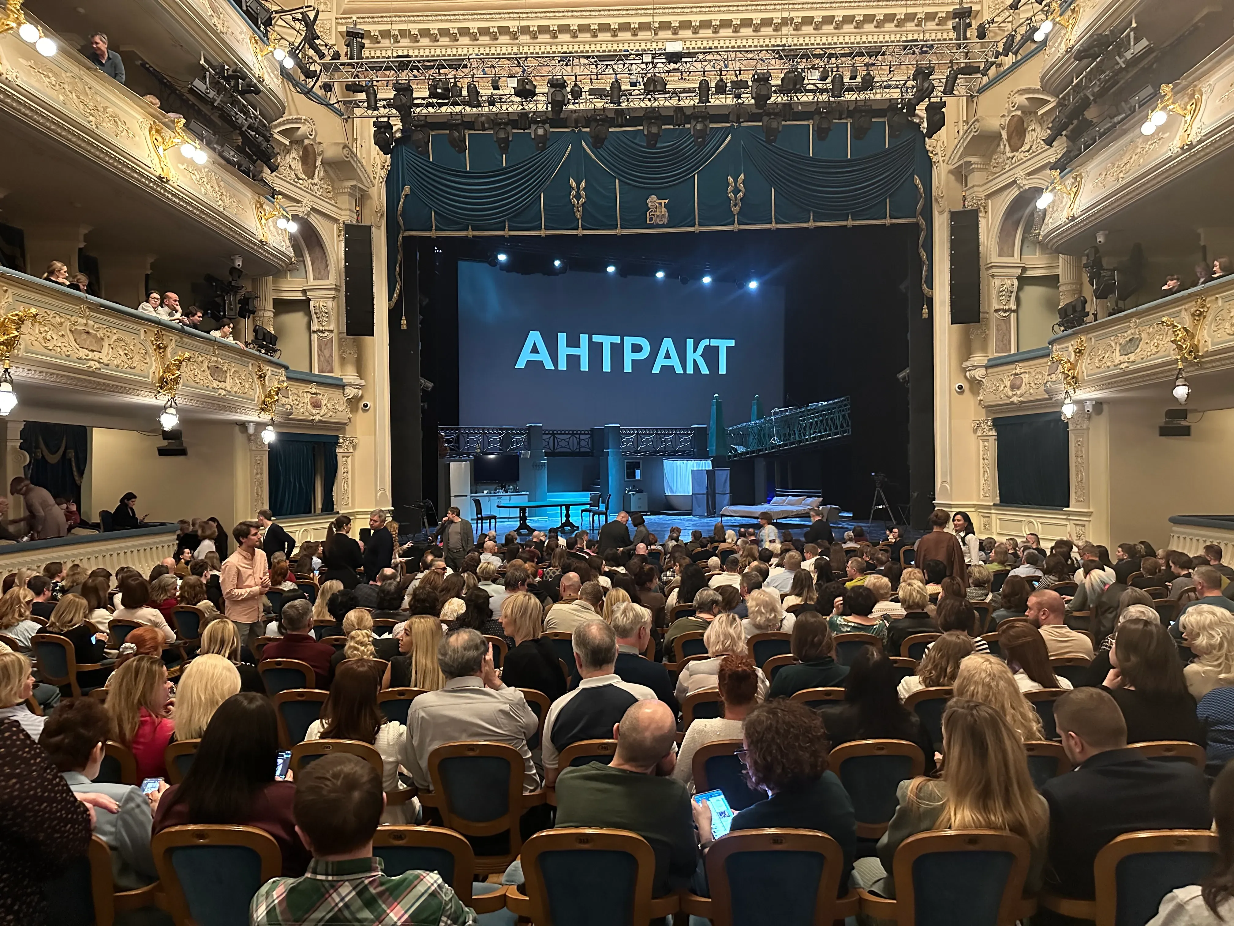 Антракт в театре / фото Елена Никуличева / Горбилет