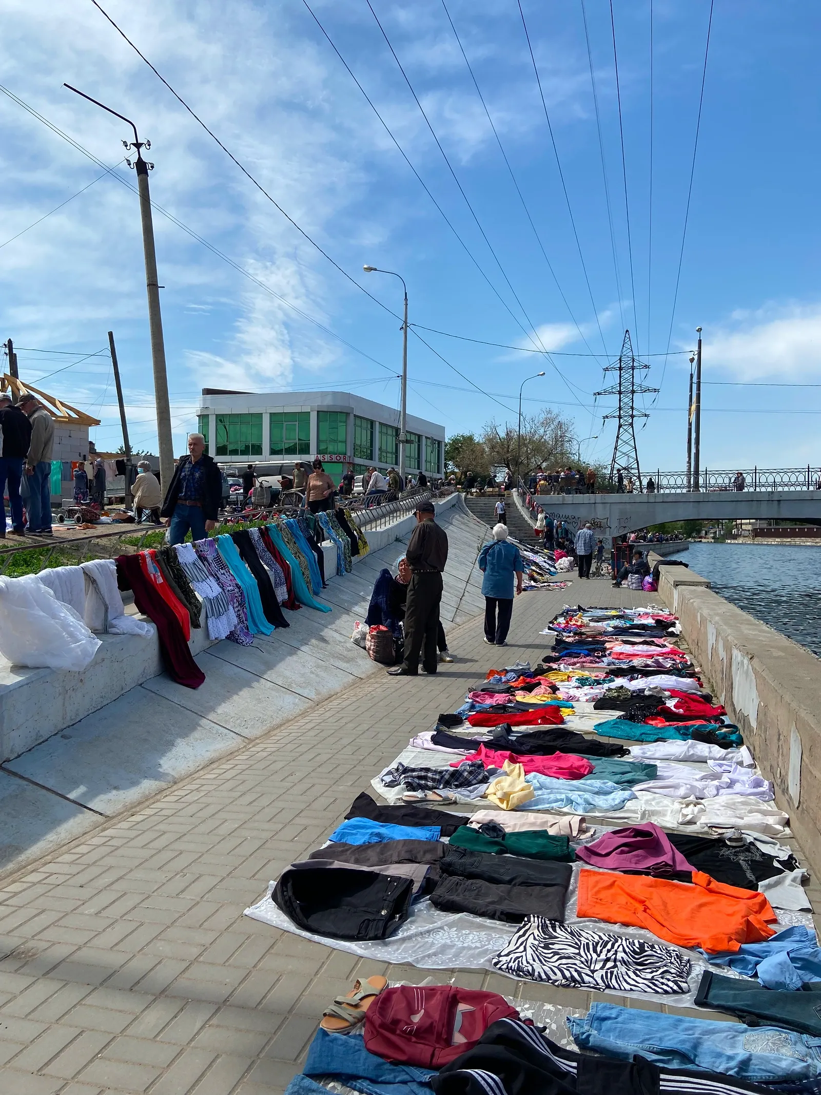 Одежда на набережной / фото Анастасии Пелевиной