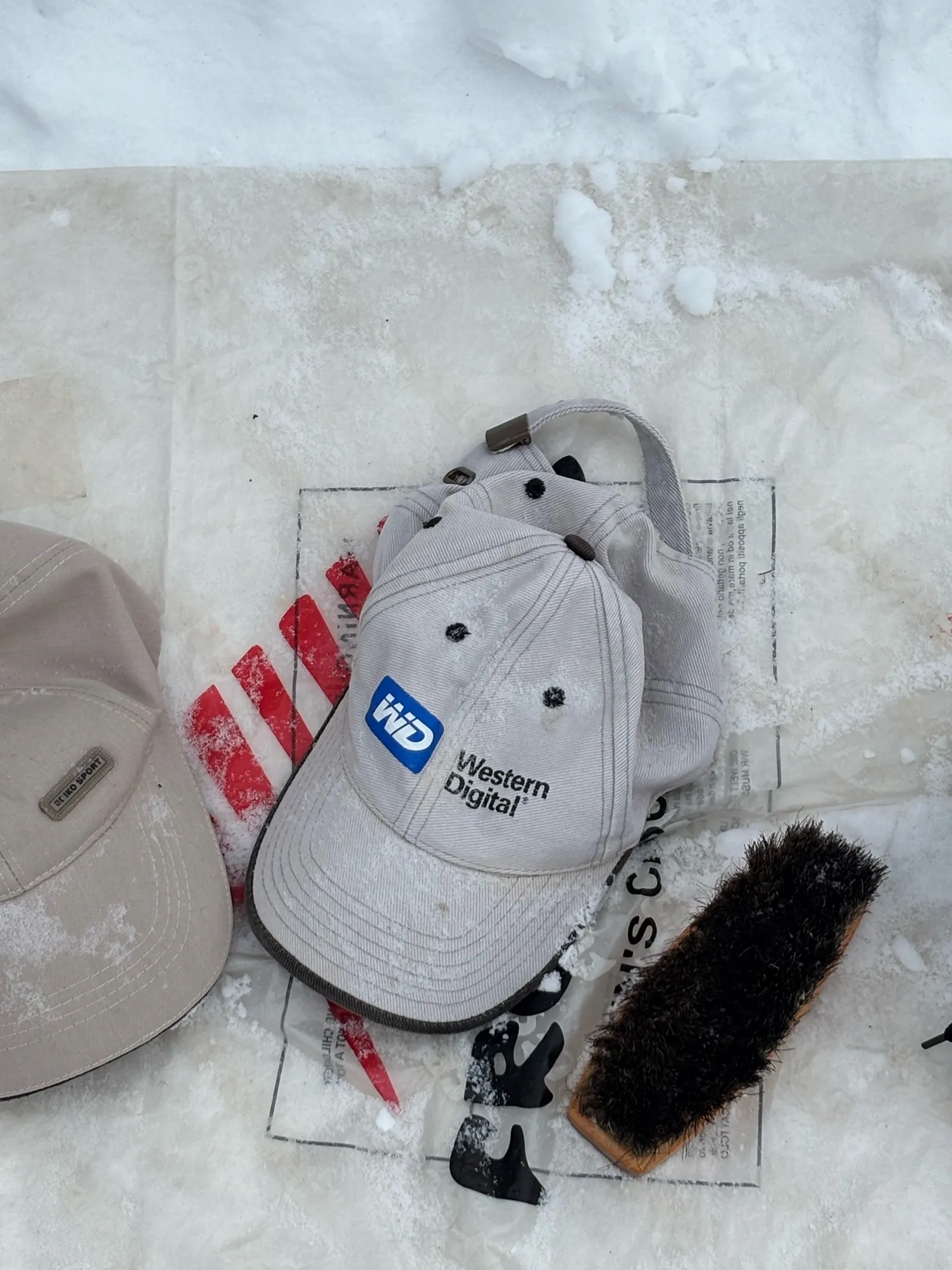 Брендированная бейсболка / фото Анастасии Пелевиной