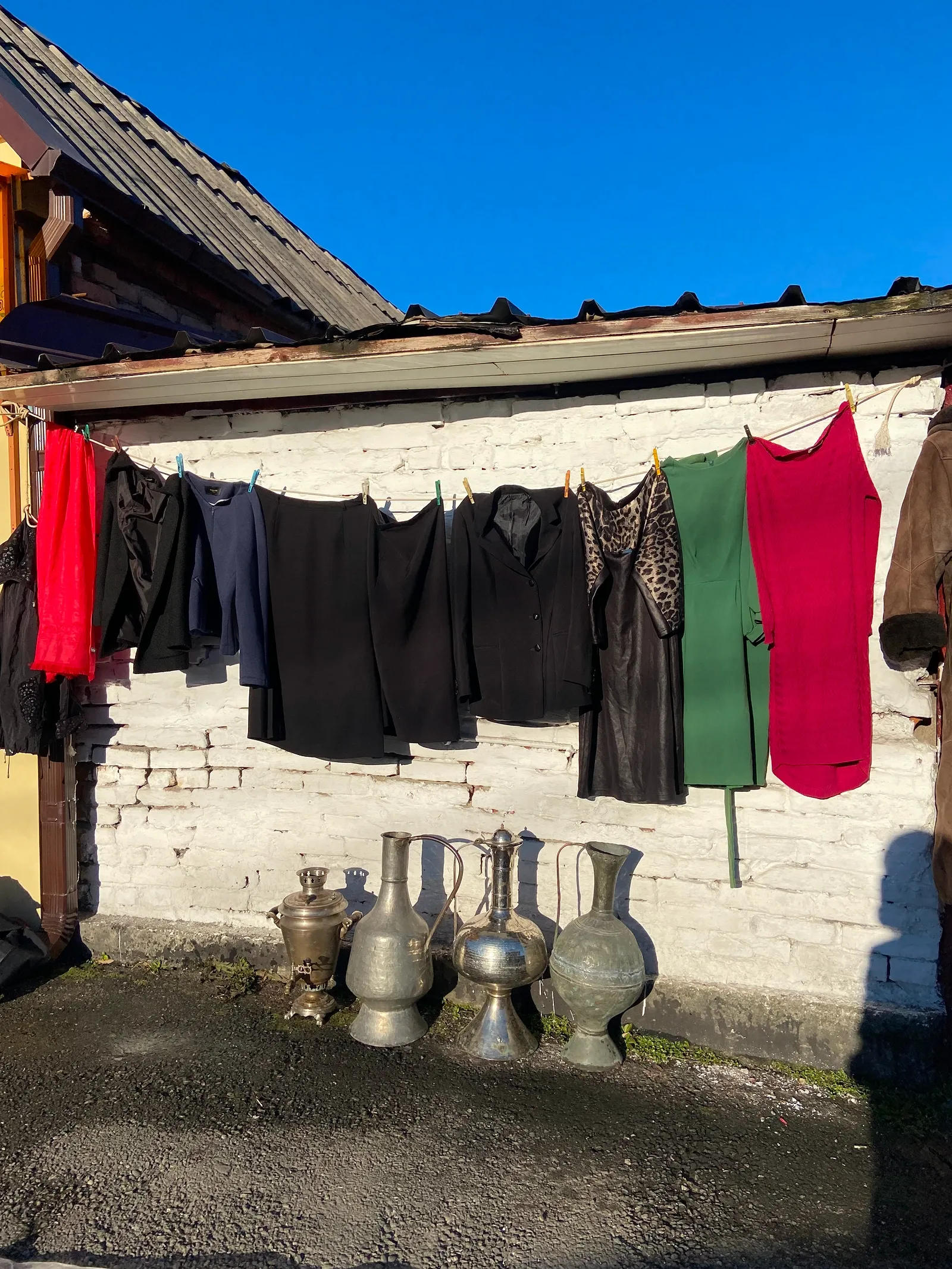 Одежда и кувшины / фото Анастасии Пелевиной