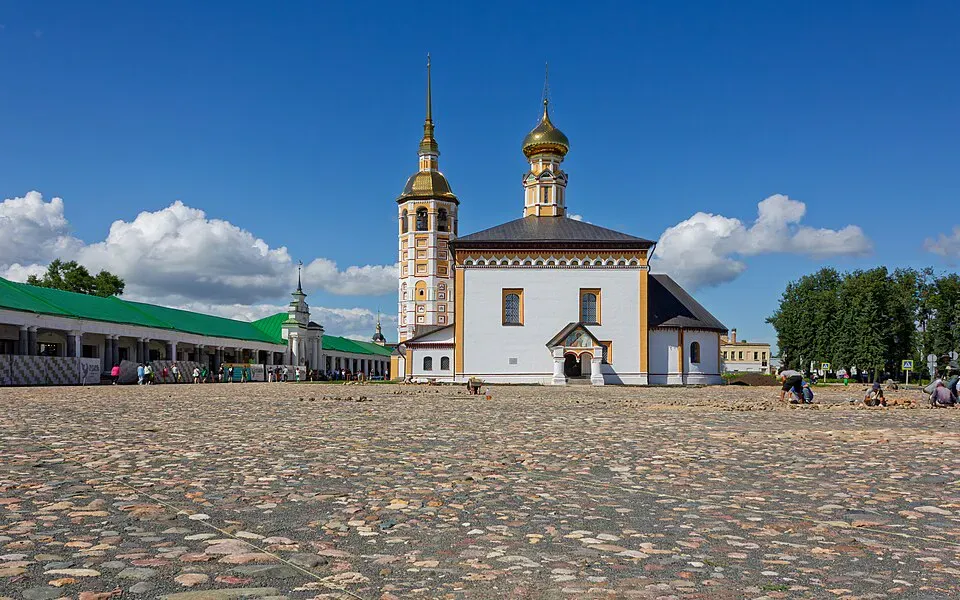 Торговые ряды и Воскресенская церковь (Perituss / Wikimedia)