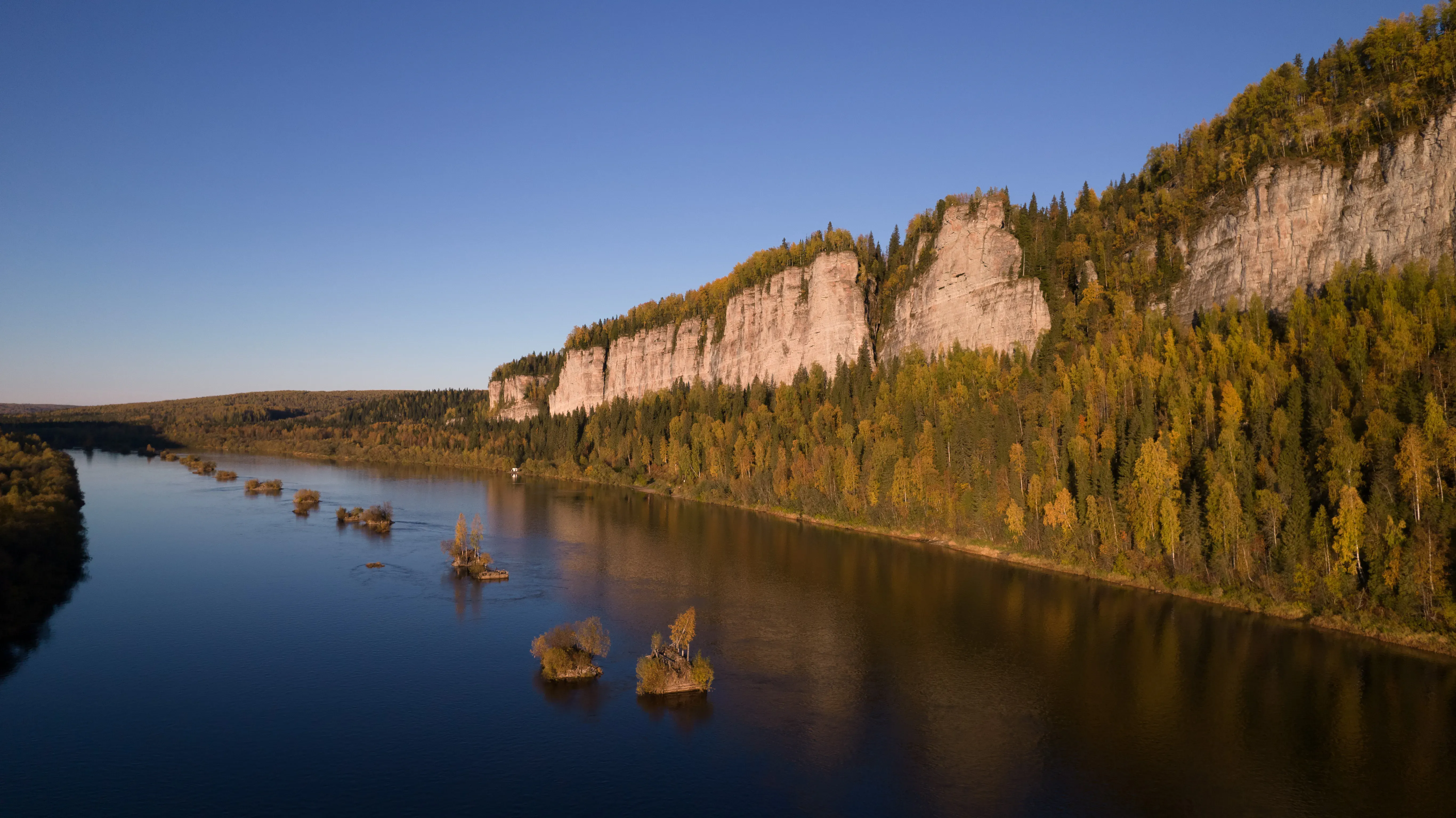 Величественные скалы на реке / фото Mishka Travel