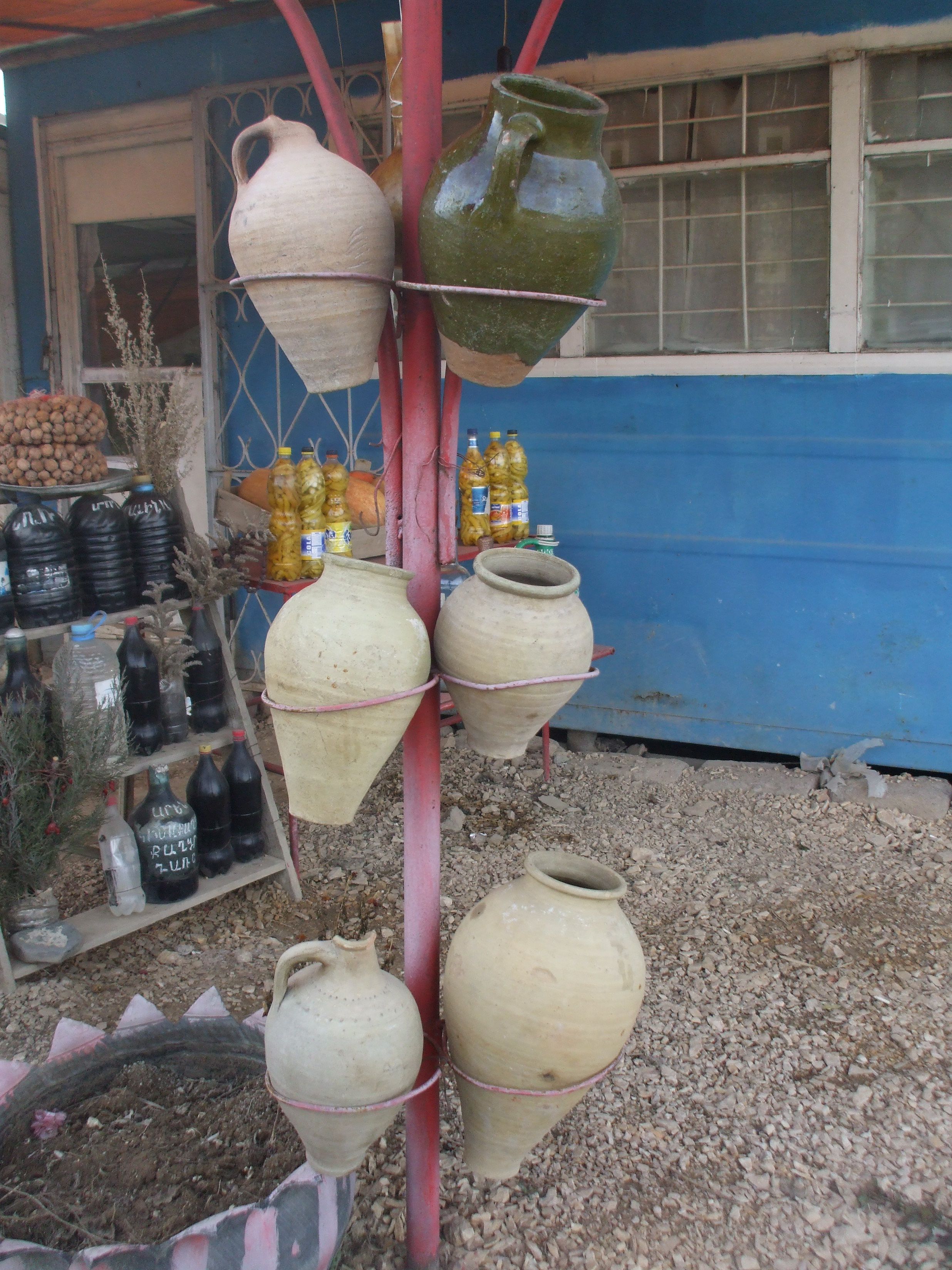 В таких сосудах раньше хранили вино, а сейчас их можно купить, как сувенир. Фото Дарины Устич