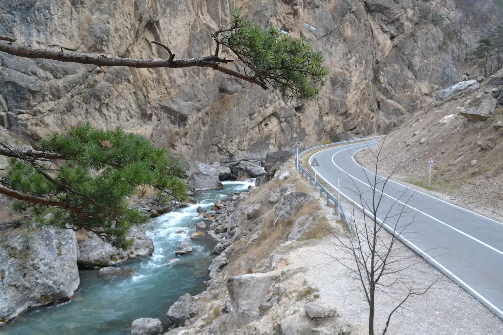В ущелье реки Асса / фото Дарины Устич