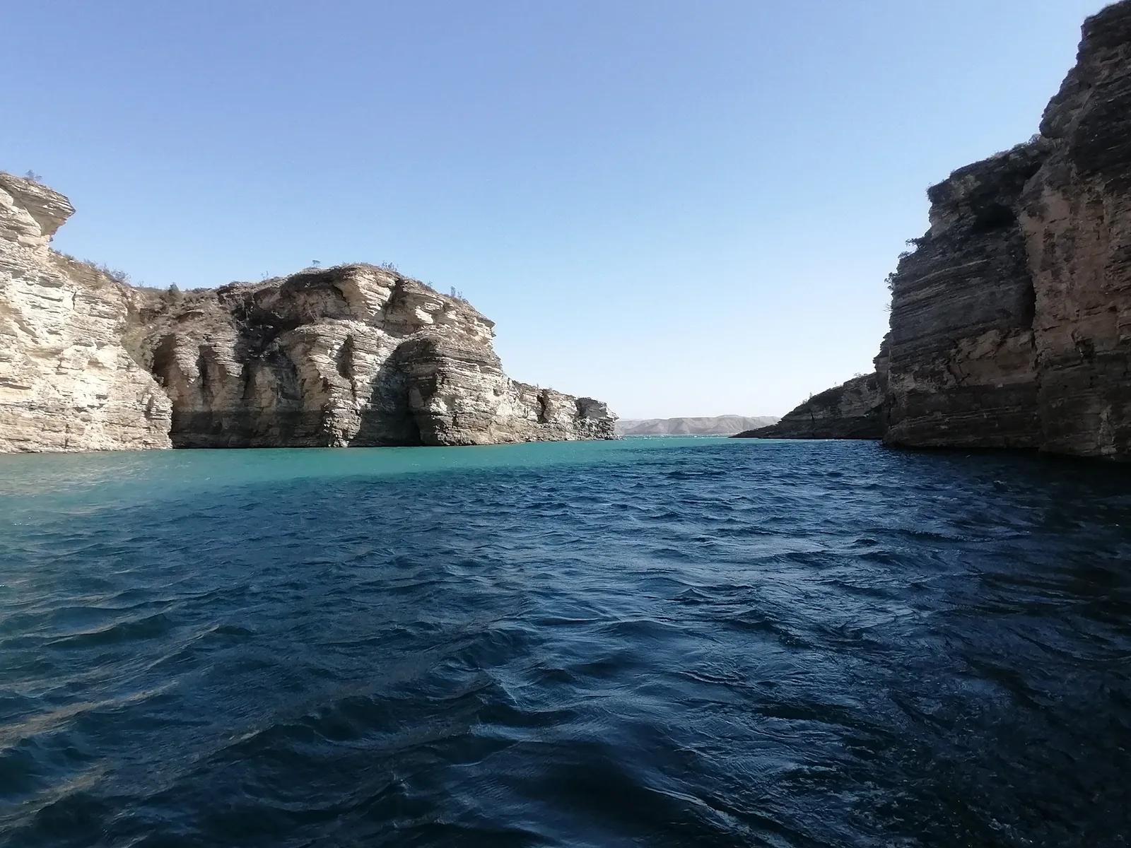 Чем дальше, тем более узкие лабиринты скал. Фото Дарины Устич