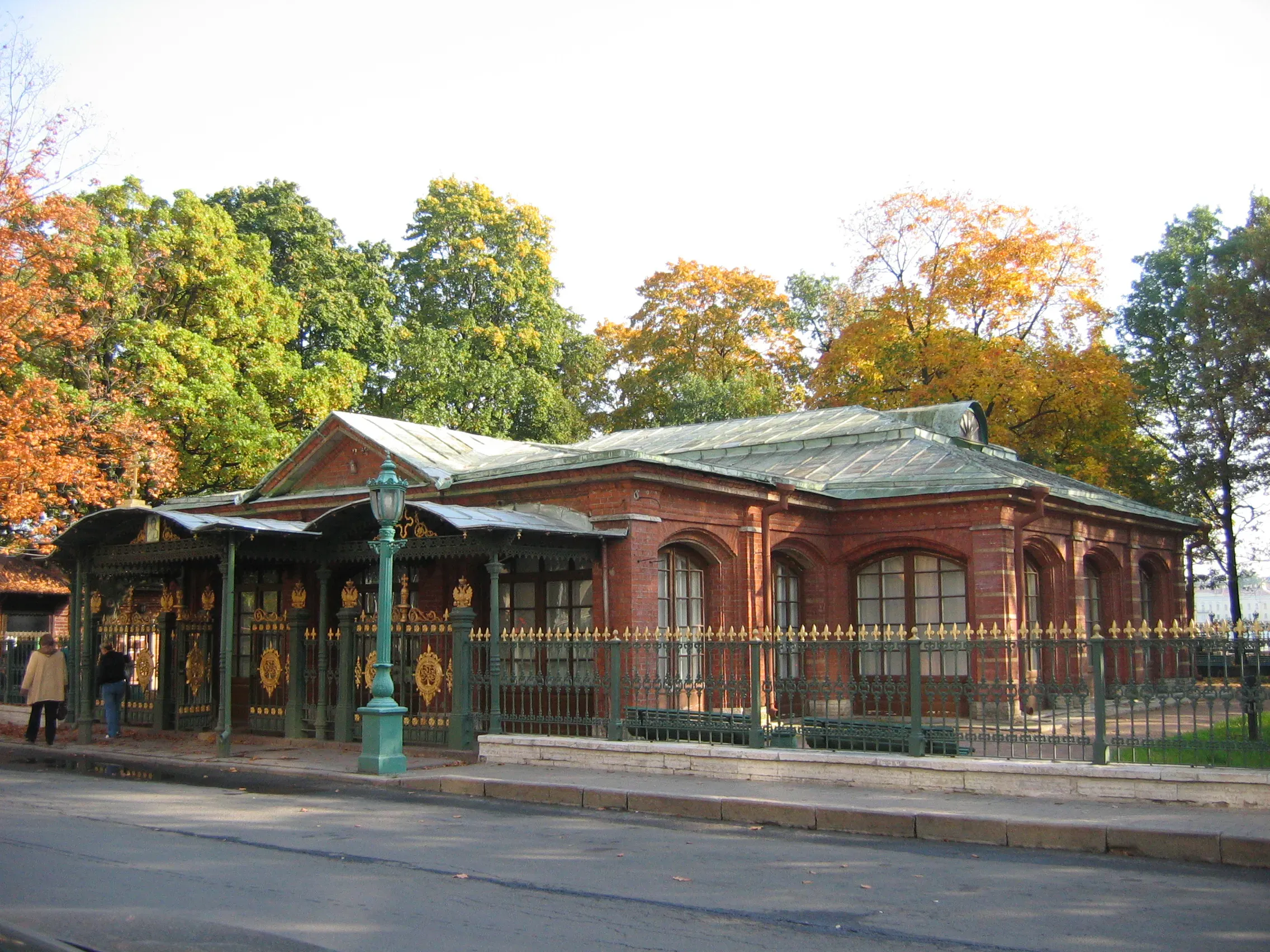 Деревянный дом скрыт под каменным футляром / User:Yanachka / Wikimedia