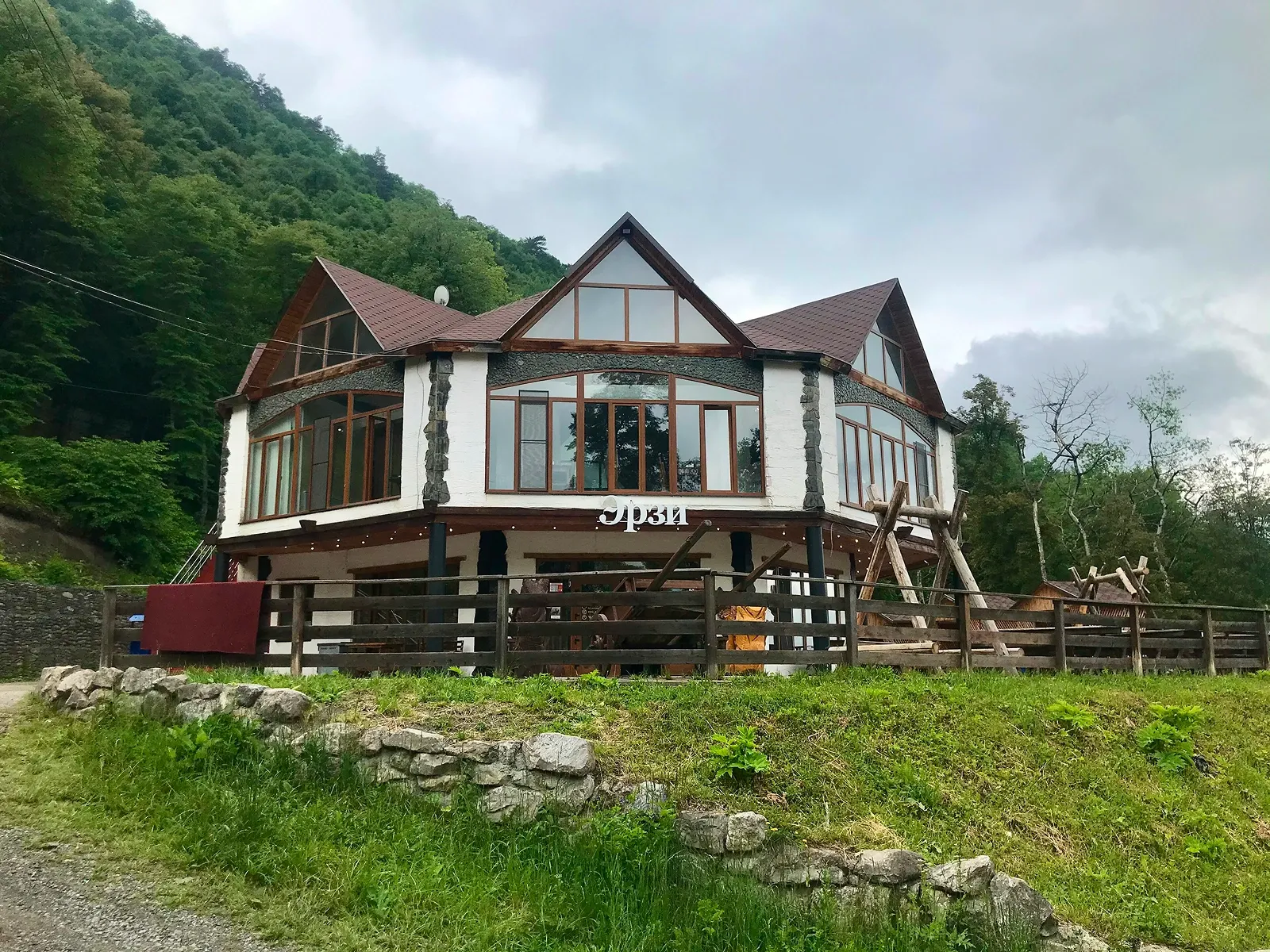 Ресторан на территории курорта Эрзи. Фото:&nbsp;IrinaDurer&nbsp;/ Wikimedia