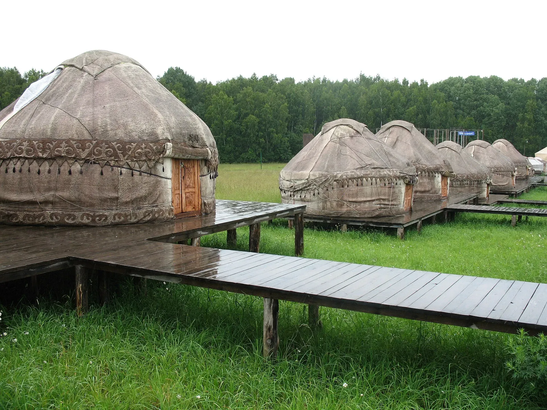 Юрты в «Этномире» / Дмитрий Федюкин / Wikimedia