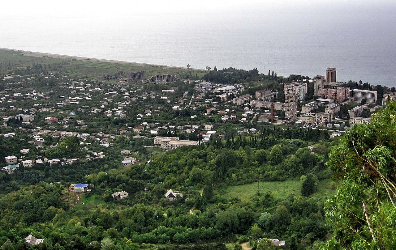 Побережье в Цандрыпше (Fr0nt / Wikimedia)