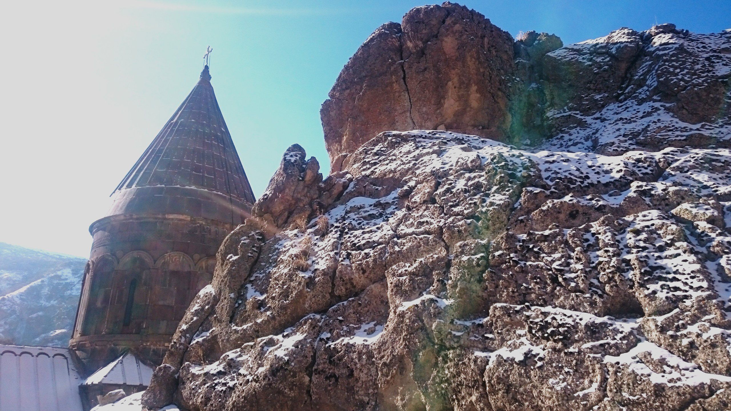 Скалы и храмы, типичный пейзаж Армении. Фото Дарины Устич