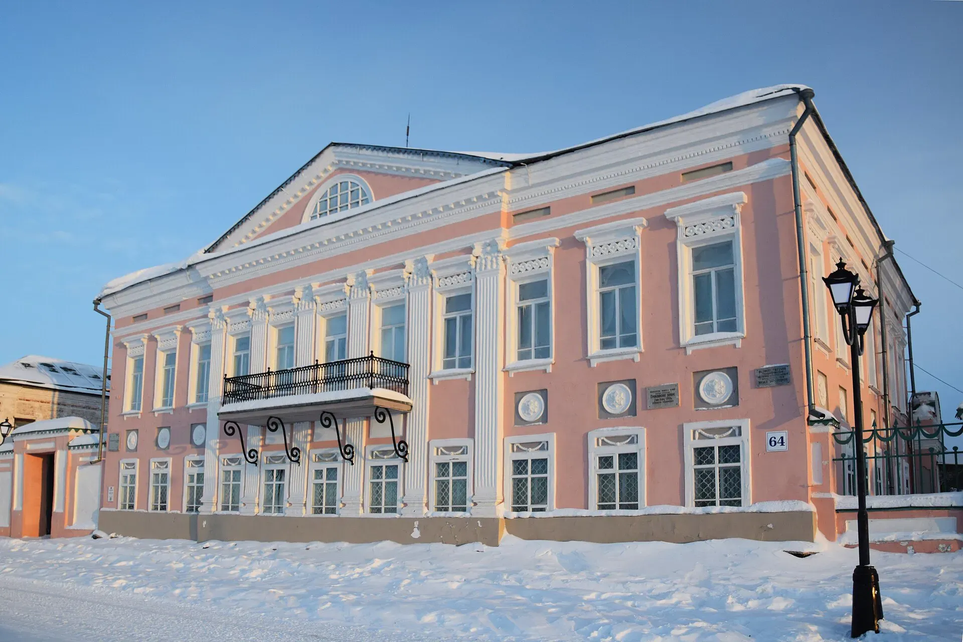 Главный дом усадьбы Усова / фото Toshishiro / Wikimedia