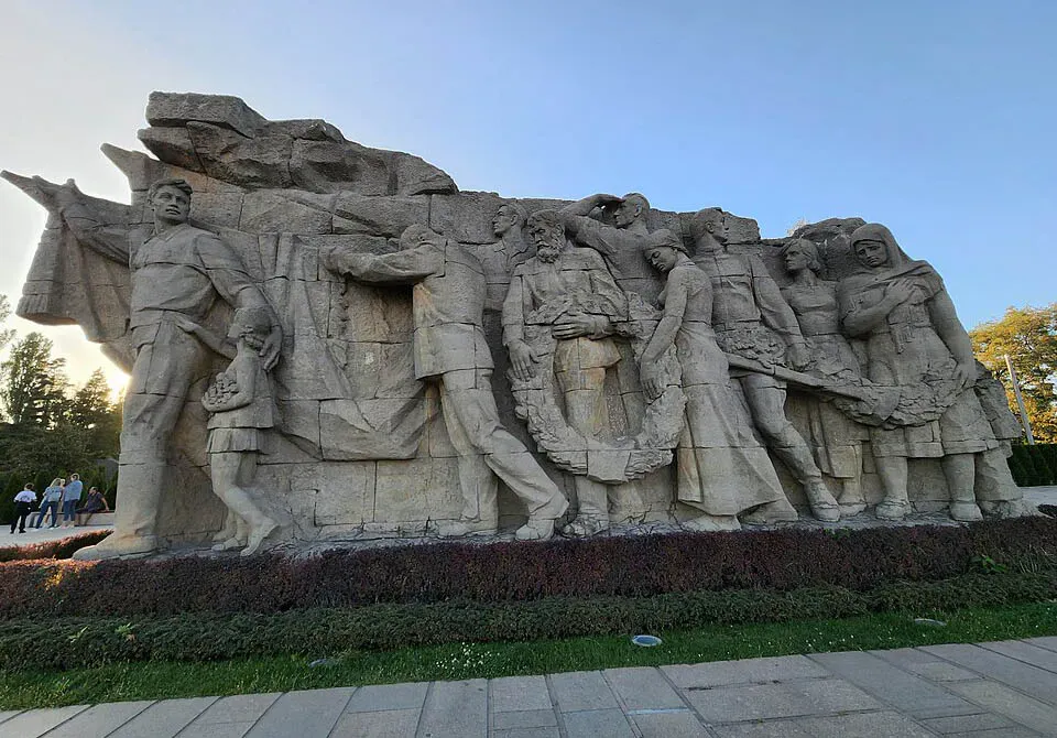 Горельеф «Память поколений» (Пономарев Артем Романович / Wikimedia)