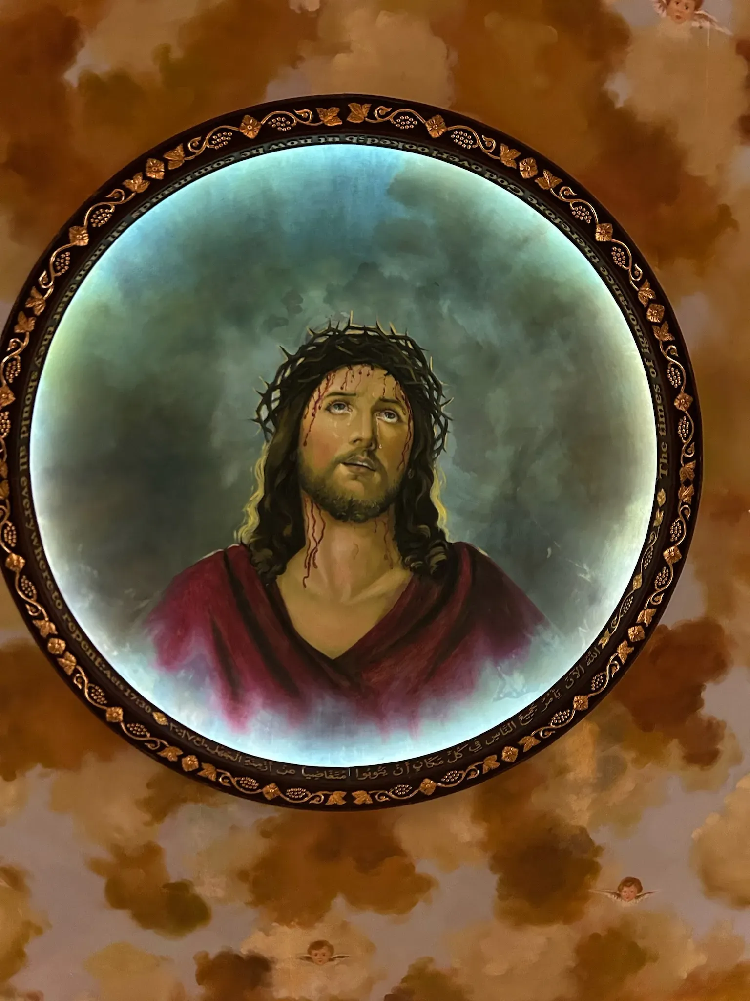 Изображение Иисуса на потолке