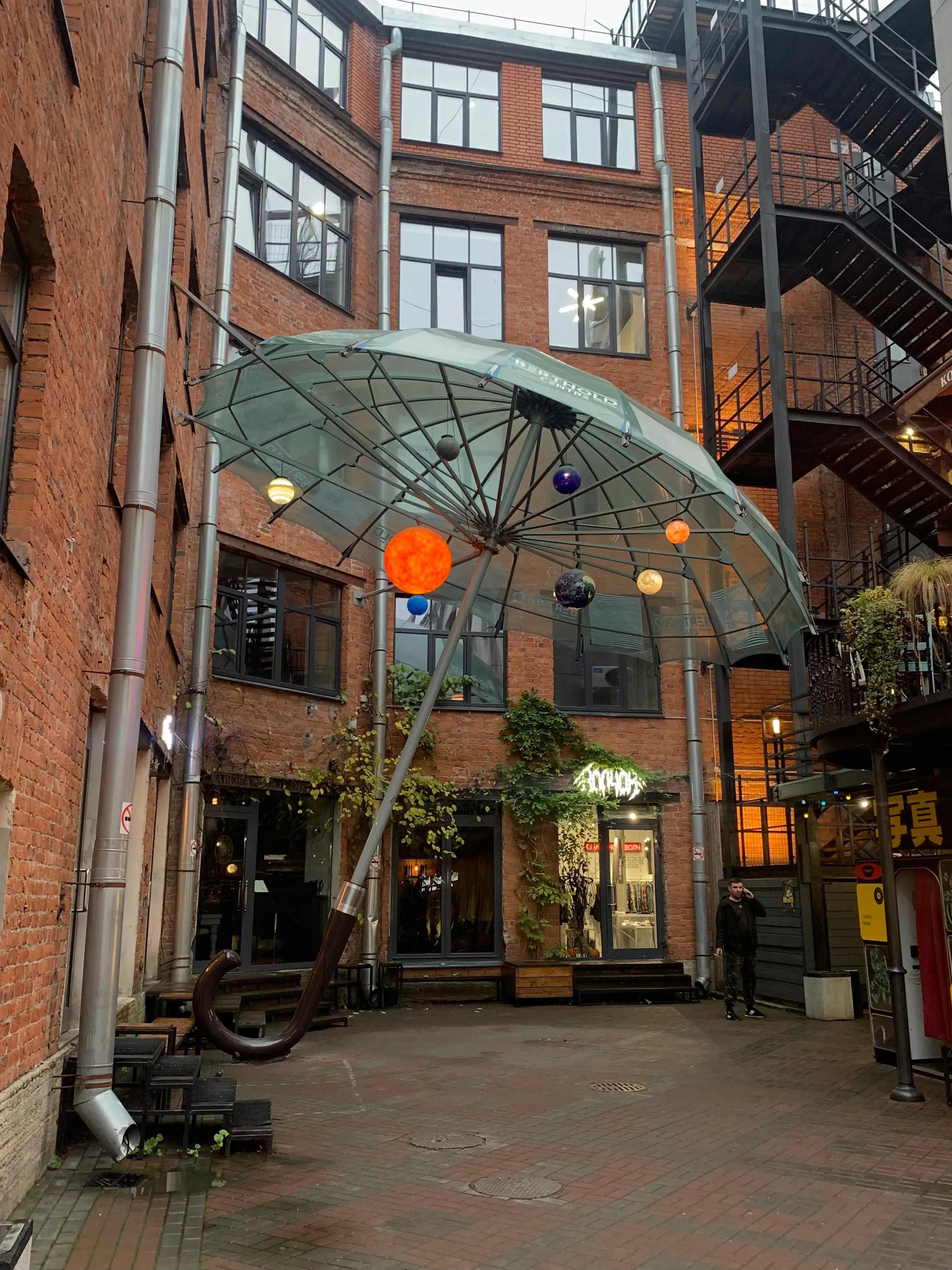 Двор «Бертгольд центра» напоминает, что лучше взять с собой в СПб