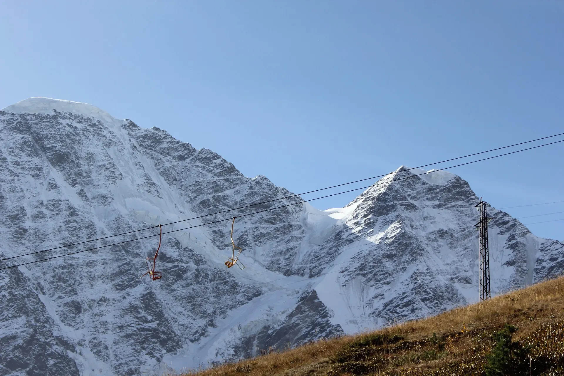 Подъёмники на Чегете осенью. Фото: Алёна Хохлачёва