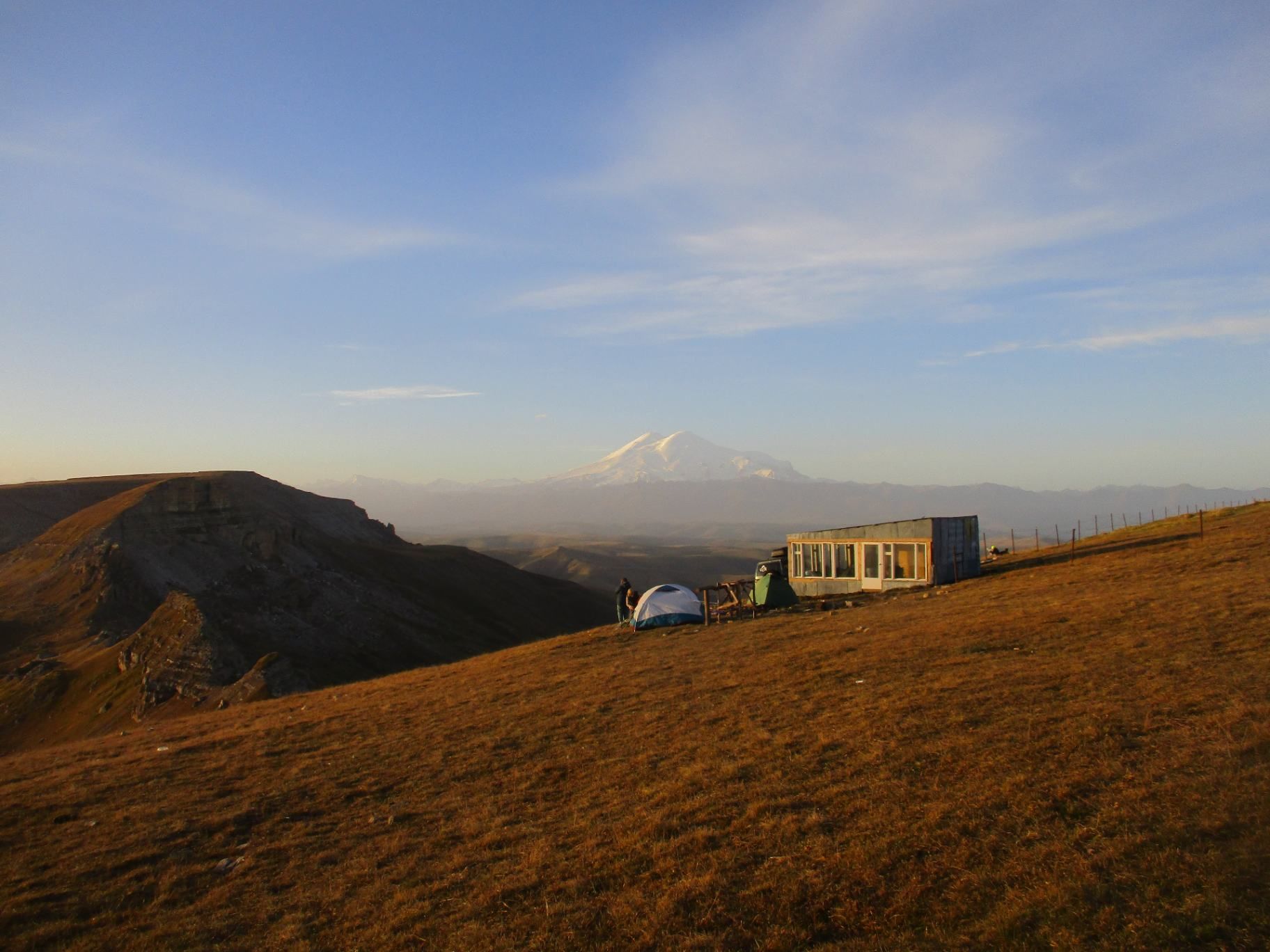 Встретить рассвет можно, оставшись на ночь в палатке. Здесь отличный кемпинг. Фото Дарины Устич