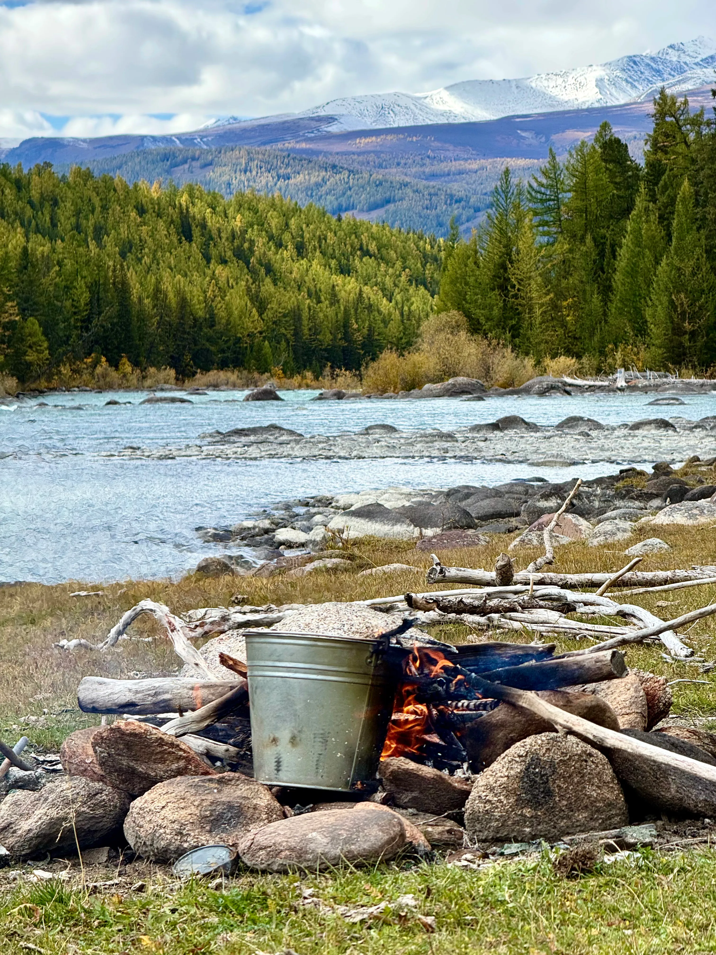 Зачерпнул воды из реки / фото Дмитрий Полудин