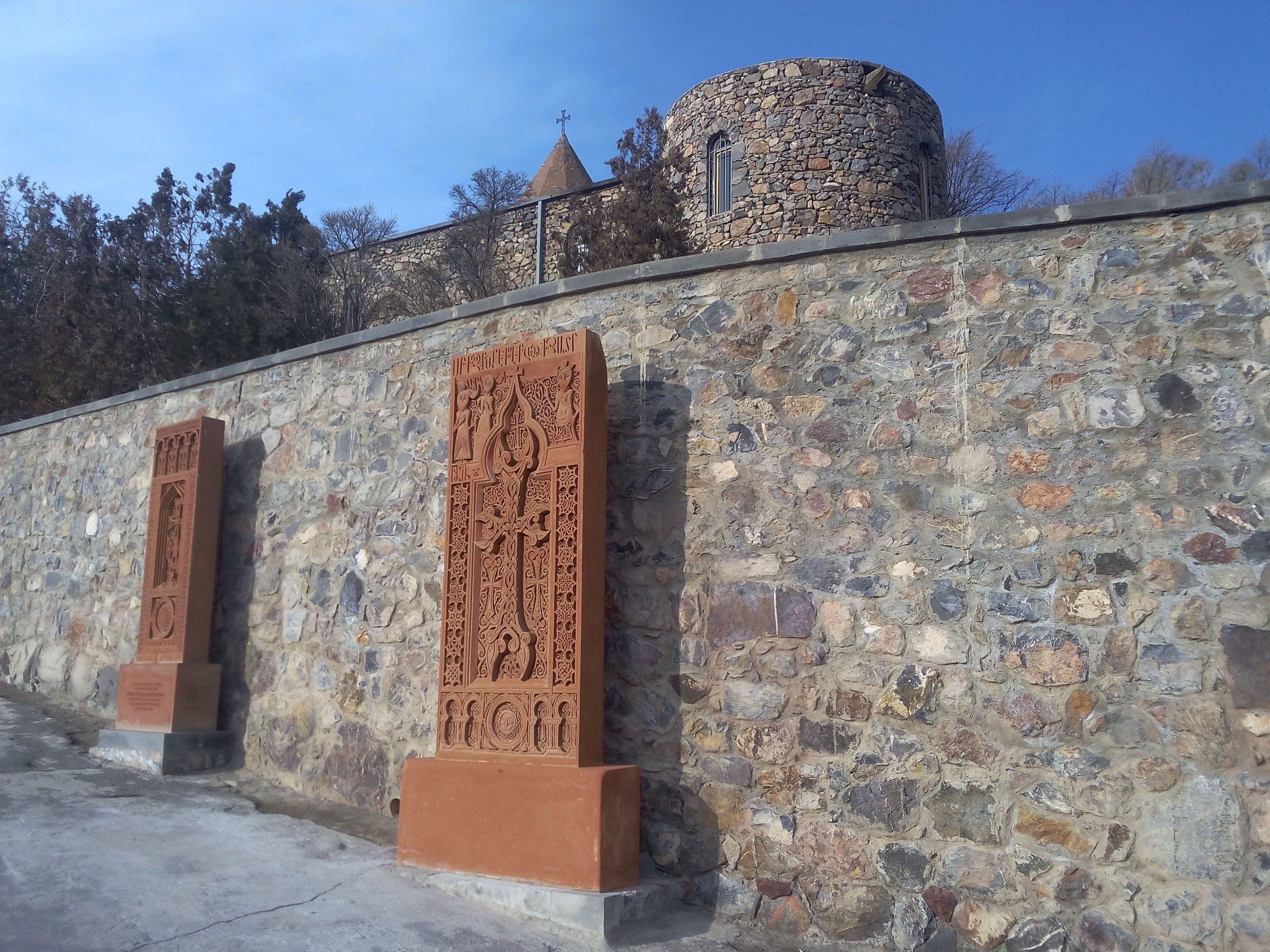 Хачкары Хор Вирапа. Фото Дарины Устич