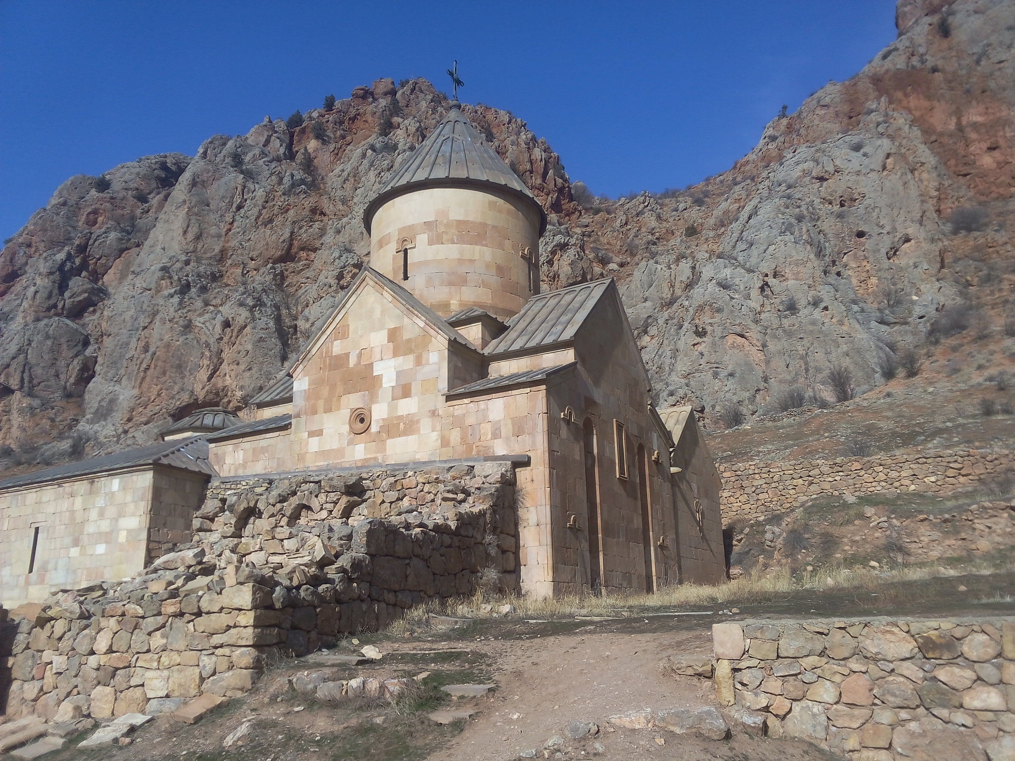 Нораванк и красные скалы. Фото Дарины Устич