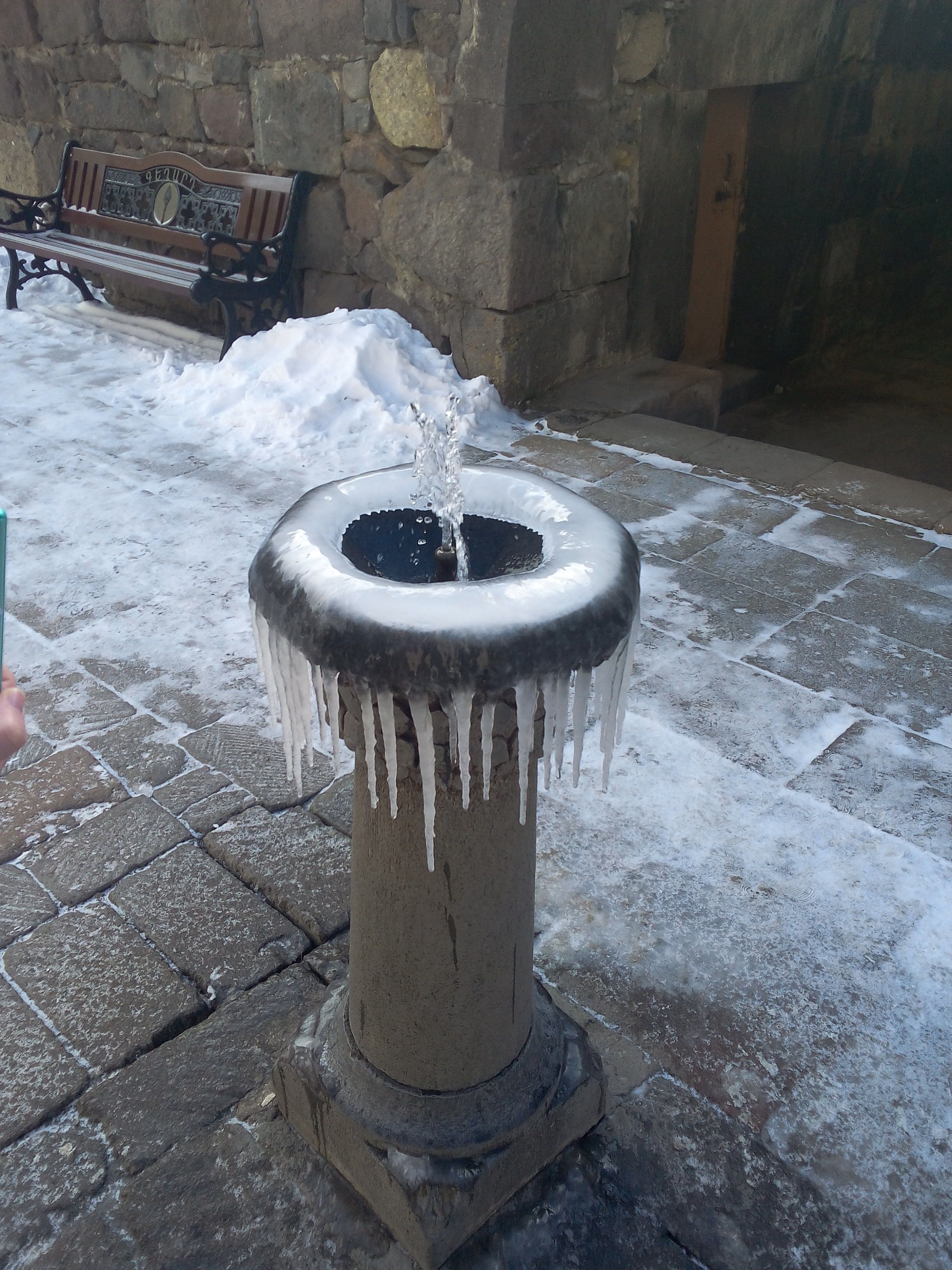 Здесь мы увидели замёрзший питьевой фонтанчик пулпулак. Фото Дарины Устич