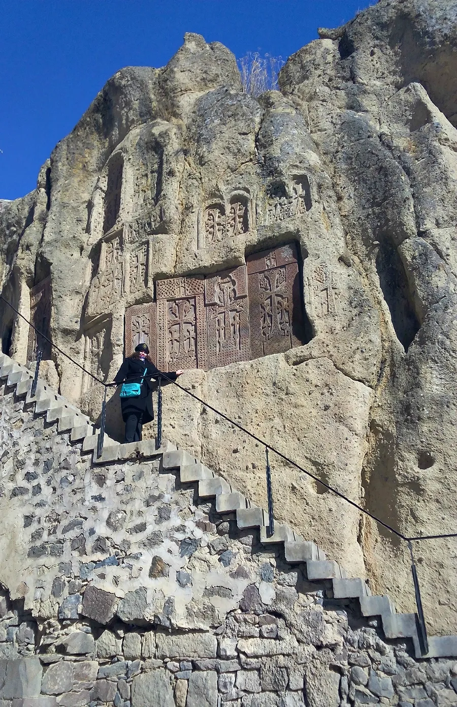 Те самые хачкары. Фото Дарины Устич