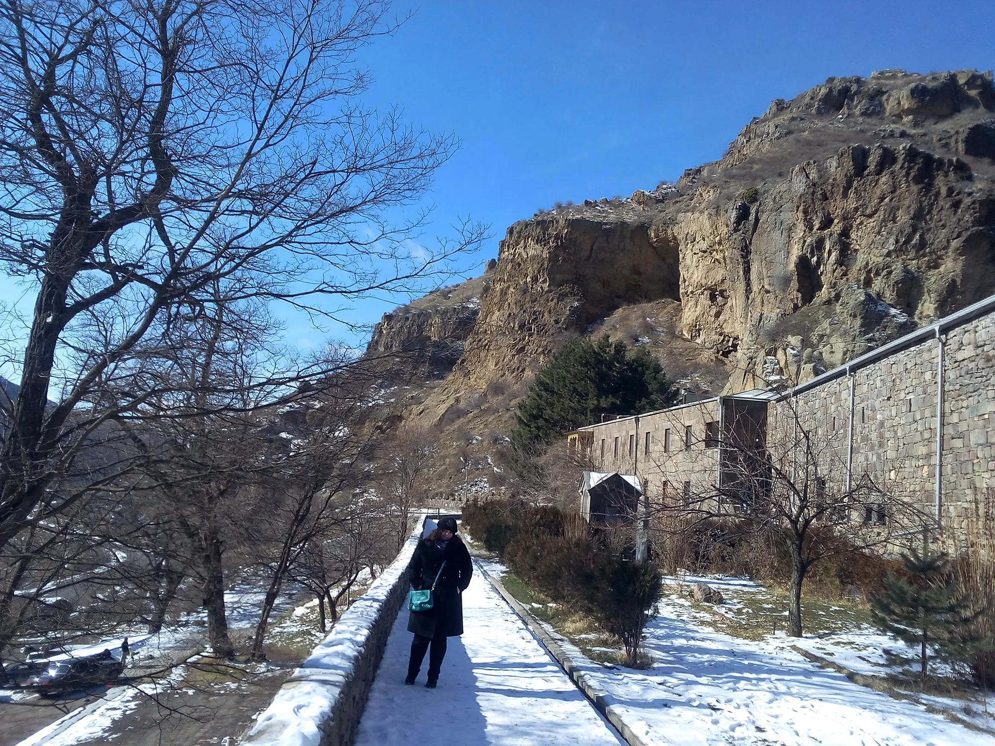 Ущелье начинается сразу за воротами монастыря. Фото Дарины Устич