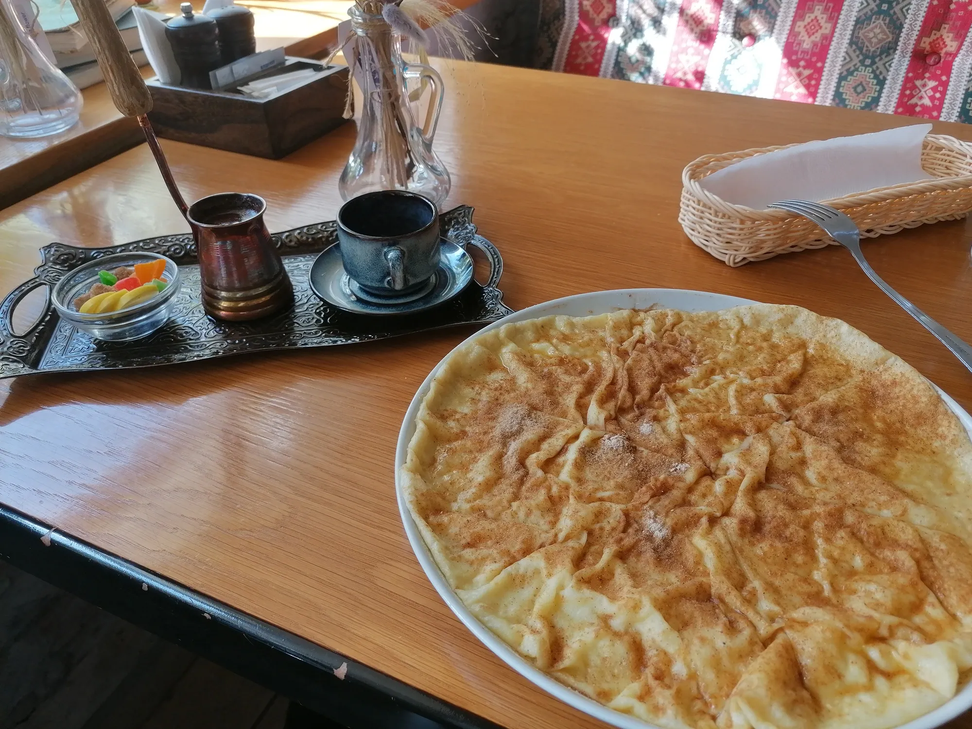 Такой пирожок вполне можно съесть в одиночку: тесто почти не ощущается. Фото Дарины Устич