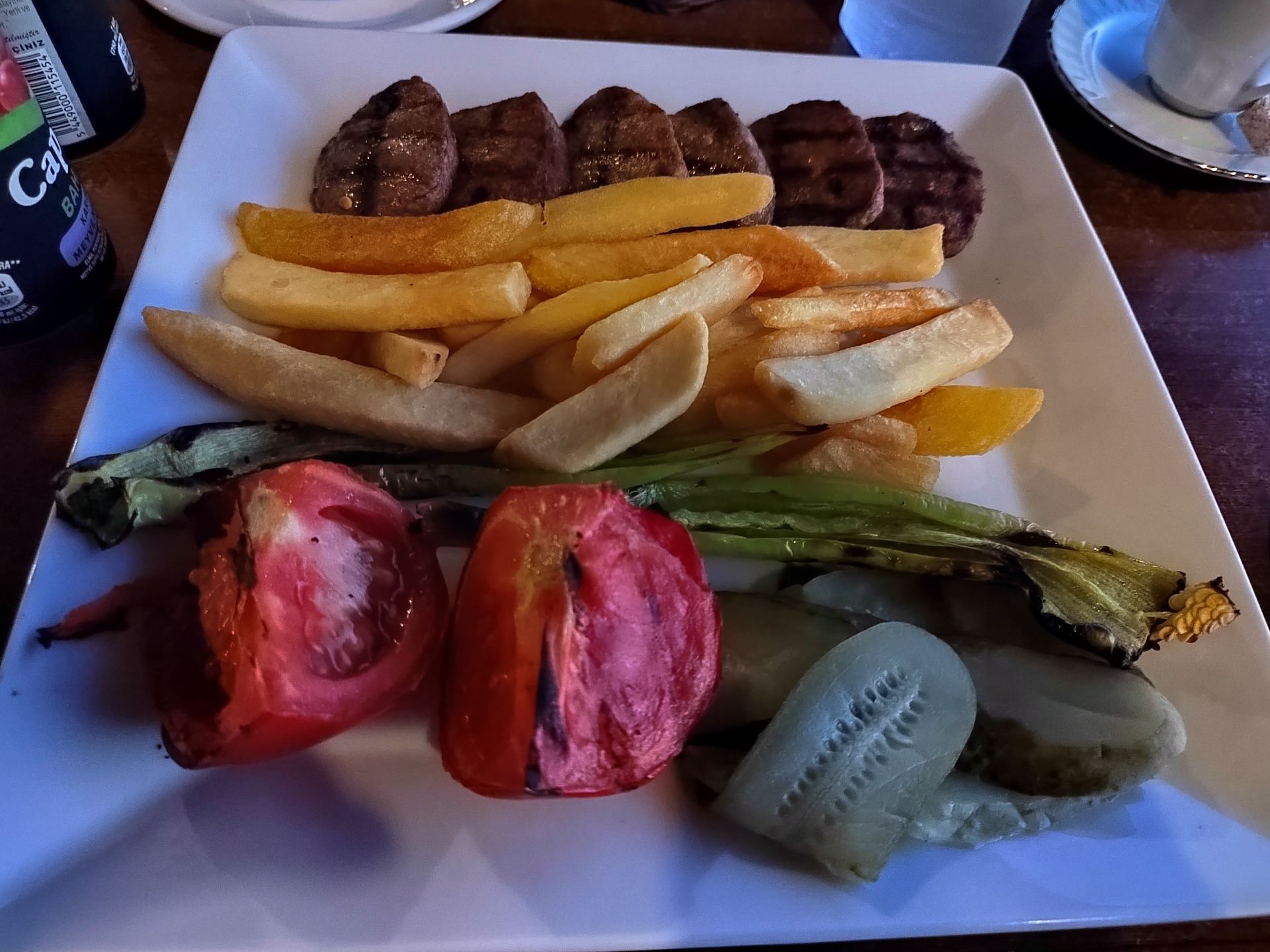 Так в Стамбуле подают кёфте. Фото Дарины Устич