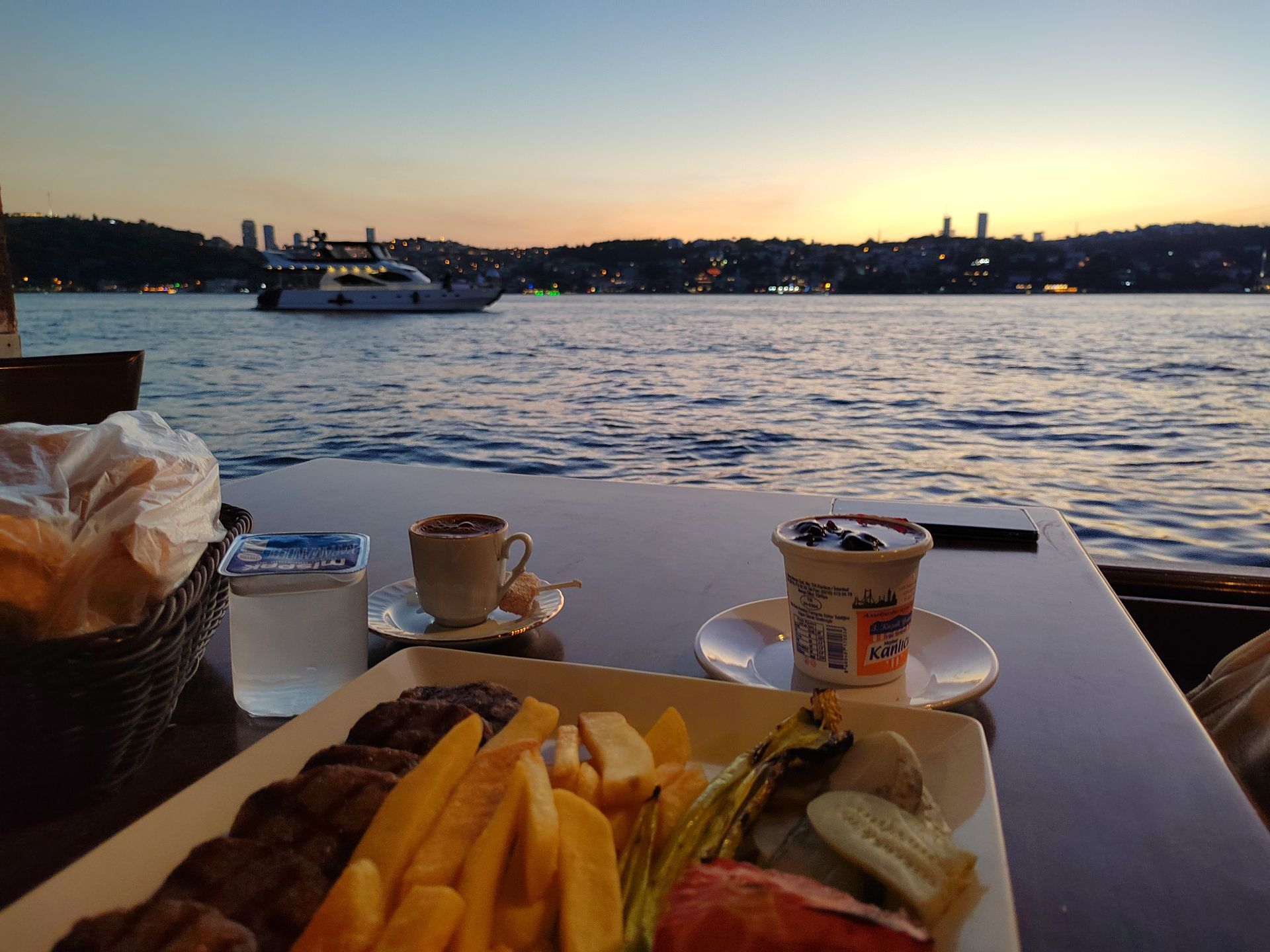 Здесь сложно выйти из-за стола и от размера порций, и от нежелания уходить:) Фото Дарины Устич