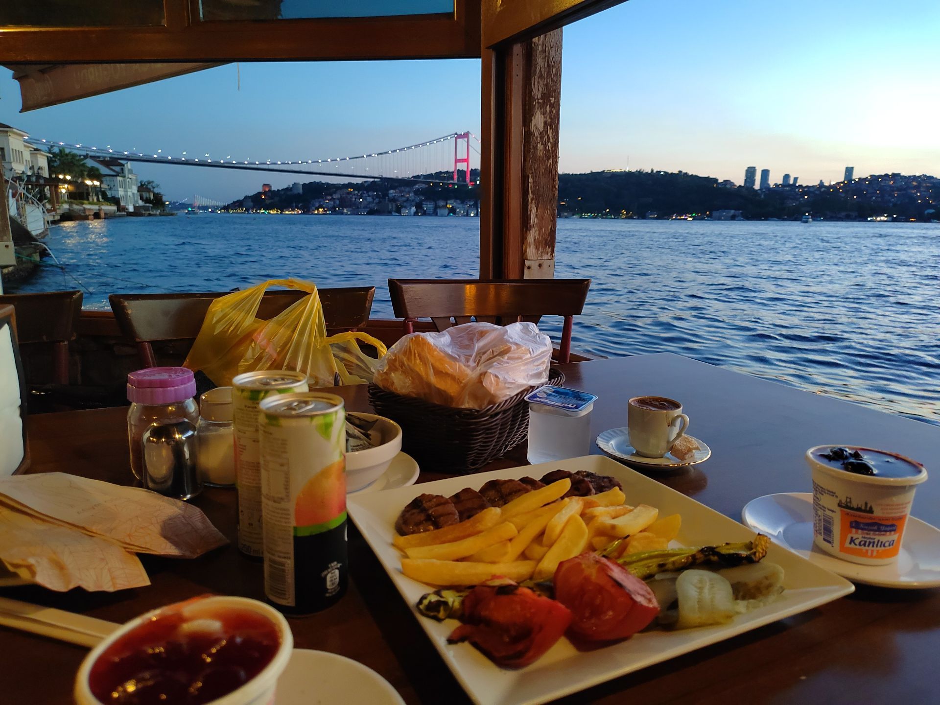 Один из лучших видов и вкусов Стамбула. Фото Дарины Устич